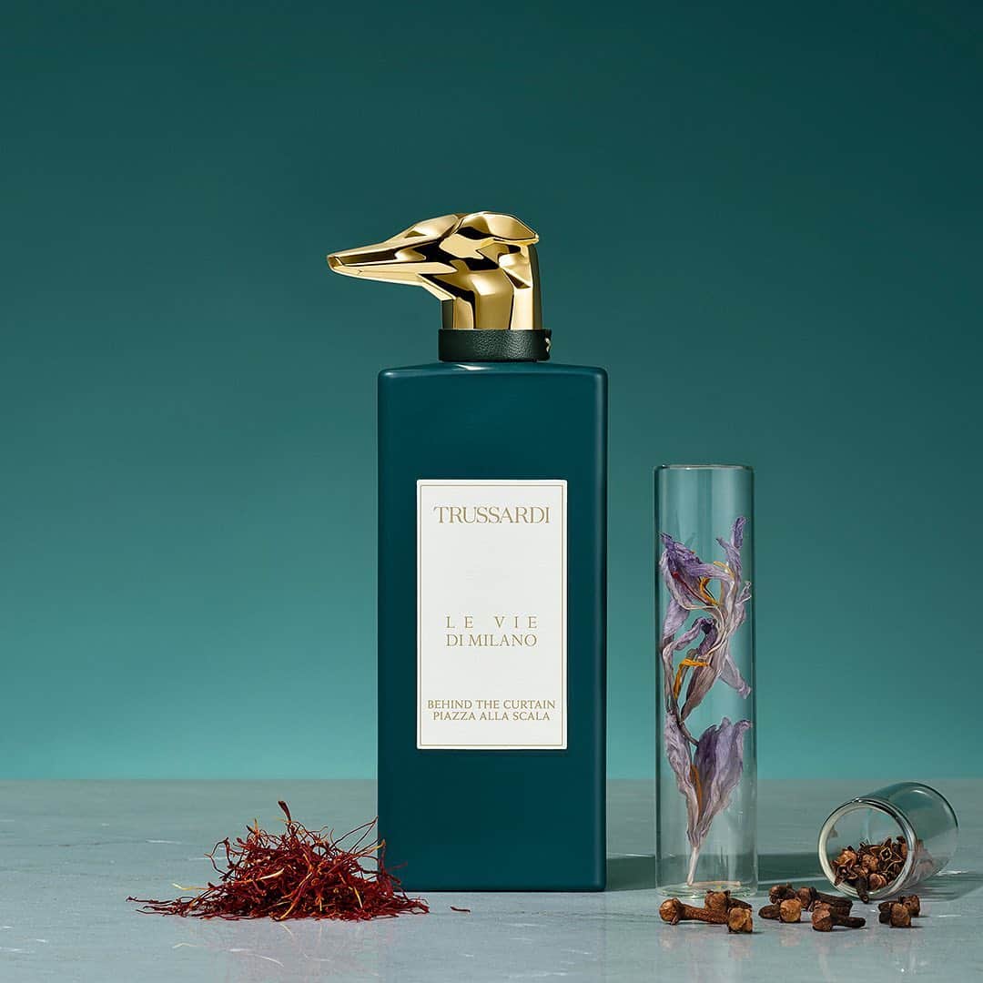 トラサルディさんのインスタグラム写真 - (トラサルディInstagram)「A splash of timeless elegance  #Trussardi #fragrance #leviedimilano #milano #perfume #teal」11月30日 1時58分 - trussardi