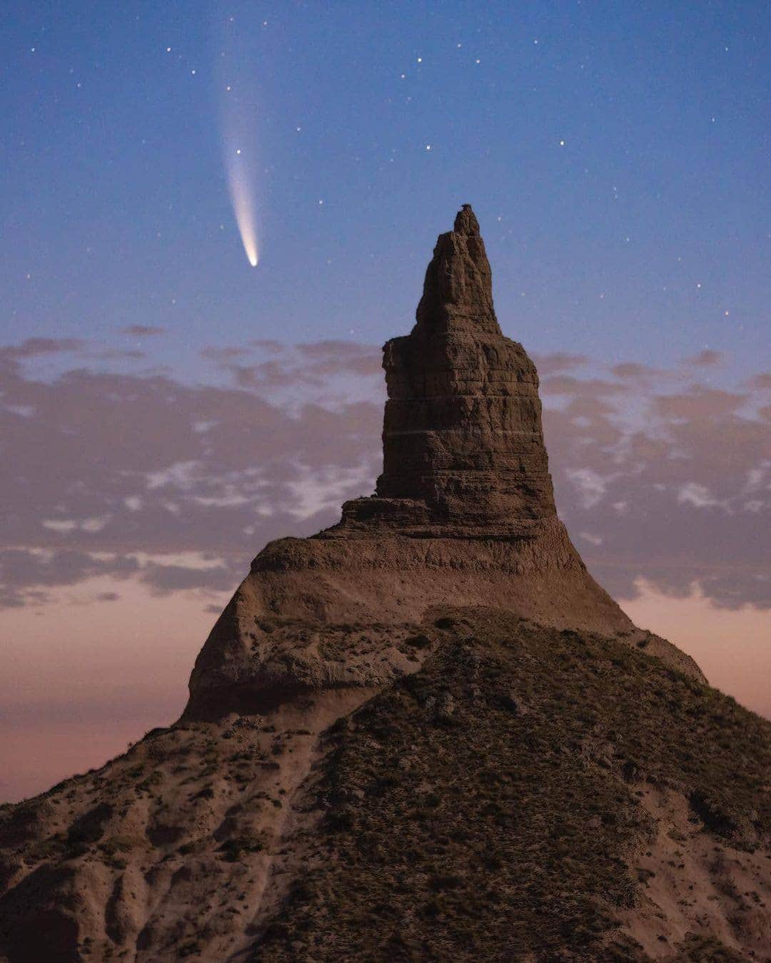Visit The USAさんのインスタグラム写真 - (Visit The USAInstagram)「A rare sighting of the comet #Neowise over Chimney Rock in Nebraska! ✨ Chimney Rock is a National Historic Site. It was one of the most famous and recognizable landmarks for the pioneer travelers on the Oregon Trail! #VisitTheUSA 📸 : @erikjohnsonphoto」11月30日 2時00分 - visittheusa