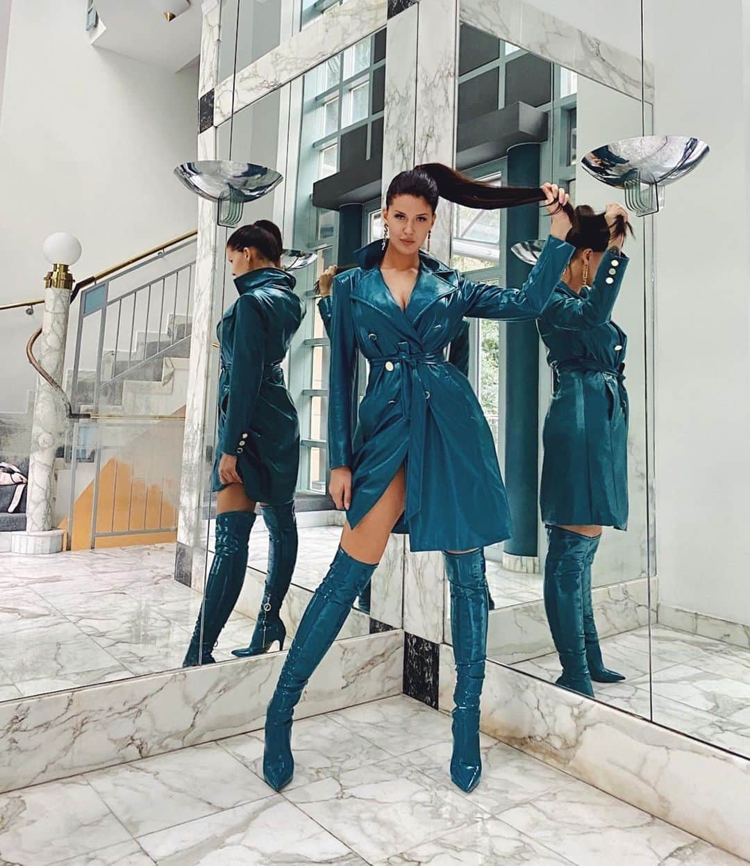 ゲスのインスタグラム：「dial up the drama 🦋 @lizamakhu in @marciano #MarcianoMoment」