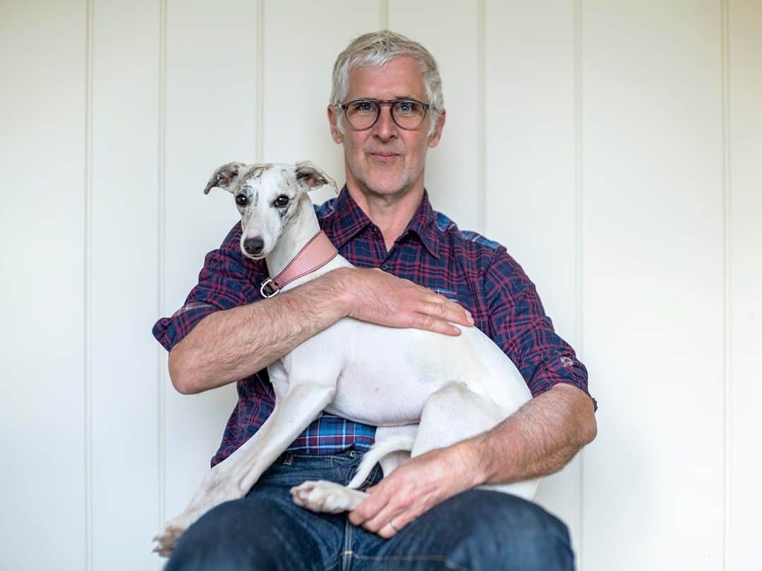 Blue Bottle Coffeeのインスタグラム：「“Joyful, joyful, joyful,⁠ as only dogs know how to be happy⁠ with only the autonomy⁠ of their shameless spirit.” —Pablo Neruda⁠ ⁠ We’re grateful, as ever, for the love of our pups. 💙 📸 @chris_michel ⁠ See link in bio for an interview by the @poetry_society of America with our founder James Freeman.⁠ #dogsofbluebottle」