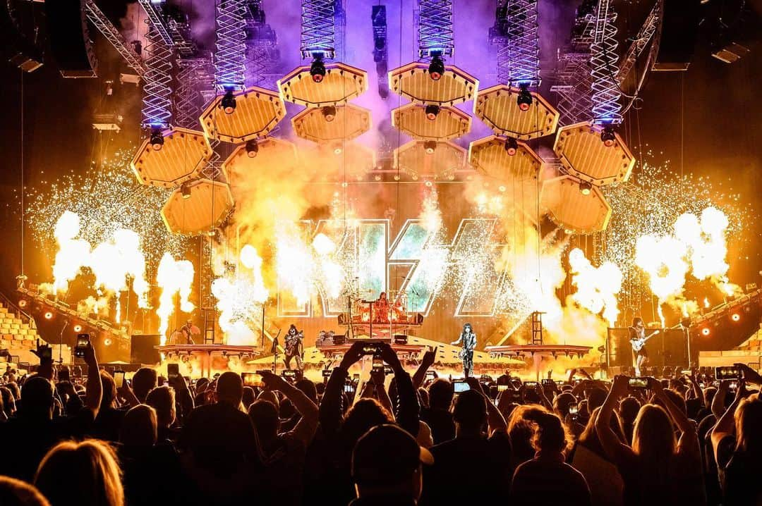 KISSさんのインスタグラム写真 - (KISSInstagram)「#KISS never does anything small, and #KISS2020Goodbye will be no different. We’re bringing the heat with a record breaking pyrotechnics show that you won’t want to miss. Not even hell could get this hot! 🔥🔥 Get tickets from the link in bio.」11月30日 2時01分 - kissonline