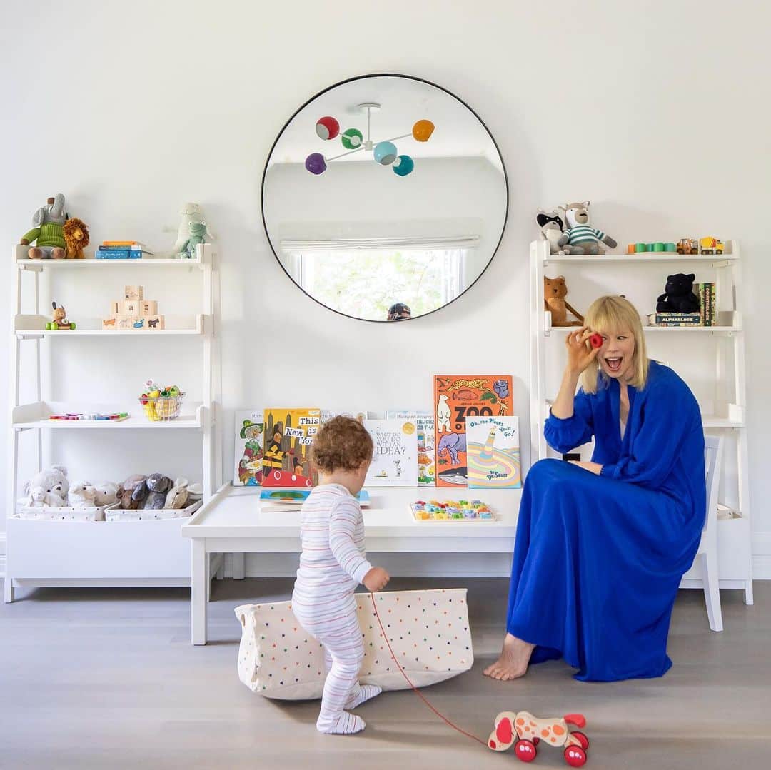 エリン フェザーストンさんのインスタグラム写真 - (エリン フェザーストンInstagram)「Toddler room make-over reveal! I'm so excited to show my son's new bedroom designed in collaboration with @potterybarnkids and to share the story behind this fun-filled room which parallels our journey as a family.  My son was actually born in this room! An unplanned home birth that fortunately resulted in a beautiful, peaceful birth attended by my husband, my first born (who was 3 at the time) and my Dr who had come over just a few minutes prior to check how I was doing (with the intention of us all going to the hospital). I didn't put much of a decorating effort into his room when he was born because I had co-slept with my first born for the first year of his life (leaving his perfectly decorated nursery virtually unused). But my second settled into his room right away and was able to sleep independently in his crib, so after a year of him sleeping in our guest room, I knew it was time for a design make-over!  I'm so happy I waited as it gave me time to see my baby's personality emerge.  Thank you @potterybarnkids for working with me to create a bright, cheery space filled with color that will grow with my happy-go-lucky little guy. Check out my stories for all the details! 📷@ryangarvin #lovemypbk」11月30日 2時12分 - erinfetherston