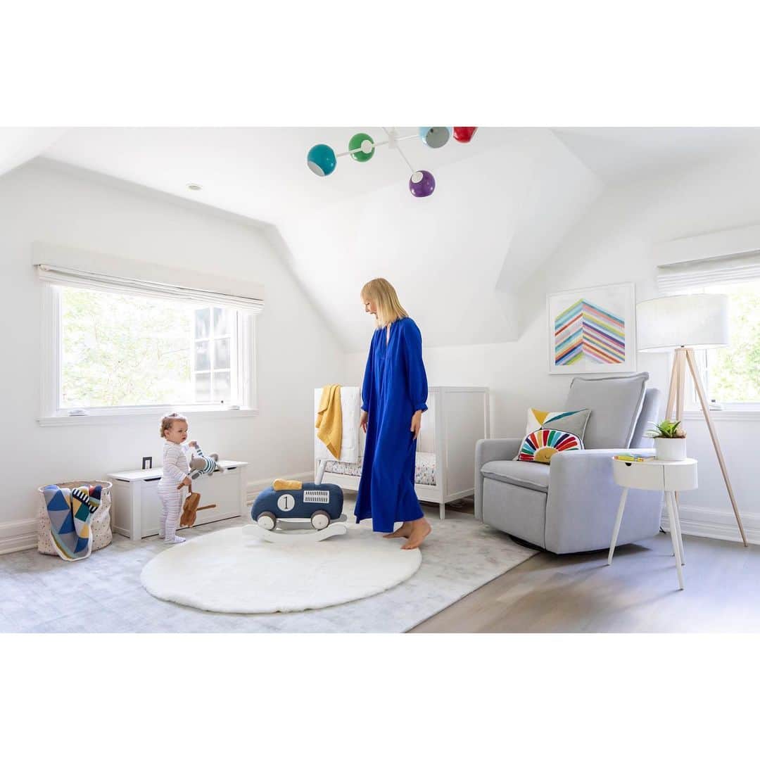 エリン フェザーストンのインスタグラム：「Toddler room make-over reveal! I'm so excited to show my son's new bedroom designed in collaboration with @potterybarnkids and to share the story behind this fun-filled room which parallels our journey as a family.  My son was actually born in this room! An unplanned home birth that fortunately resulted in a beautiful, peaceful birth attended by my husband, my first born (who was 3 at the time) and my Dr who had come over just a few minutes prior to check how I was doing (with the intention of us all going to the hospital). I didn't put much of a decorating effort into his room when he was born because I had co-slept with my first born for the first year of his life (leaving his perfectly decorated nursery virtually unused). But my second settled into his room right away and was able to sleep independently in his crib, so after a year of him sleeping in our guest room, I knew it was time for a design make-over!  I'm so happy I waited as it gave me time to see my baby's personality emerge.  Thank you @potterybarnkids for working with me to create a bright, cheery space filled with color that will grow with my happy-go-lucky little guy. Check out my stories for all the details! 📷@ryangarvin #lovemypbk」