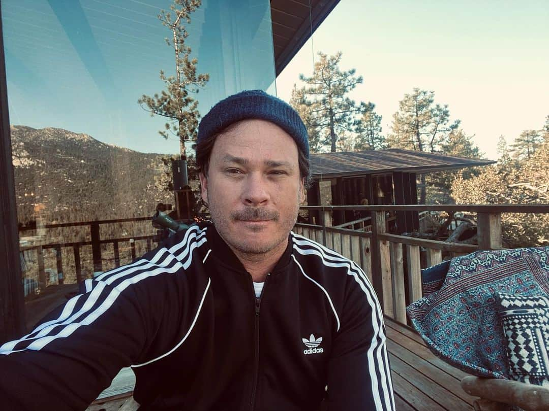 トム・デロングさんのインスタグラム写真 - (トム・デロングInstagram)「#idyllwild at this moment is crisp, smells like Pine Trees and may have some breakfast ready for me soon」11月30日 2時11分 - tomdelonge