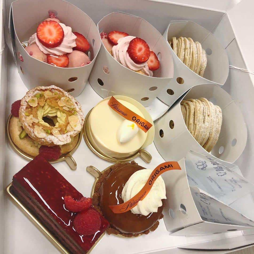 岡村真依さんのインスタグラム写真 - (岡村真依Instagram)「11月バースデー🎂は2人💖 ・ みんなでケーキでお祝い😍❣️ ・ わたしはいちご🍓頂きました🙏✨ ・ みんな優しくてとても環境に恵まれてる🥺💖 ・ でもね、、、1こだけどーーーーーしても聞いてほしいことがあるの🤣 ・ 上司が何人かいるんだけどさ、、、そのうちの1人が頂き物を食べずに持ち帰るのよ！  しかもね、自分は甘いもの食べないから妻に持って帰るんだって！  上の部署の方からいただいたお菓子も❗️❗️←そもそも数的に女の子の分っぽかったんだけど、気遣って上司（男性）にも分けたのに💦いらないなら断ってくれて良くない？？ ・ さすがにお団子持ち帰った時は引いたんだけど、、、😂 数たりてないから、マネージャー（女性）が遠慮して食べなかったの、、、食べないならその人にどうぞ🍡ってしないか？ ・ そしてー！このチーズケーキをね、ジップロックに入れて持ち帰ろーとしたの🤣🤣🤣 ・ 他の方が買いに行く段階でその話しに混ざってたらしーのだけどさ、いらないなら先に言うべきじゃないいか？😲 とりあえず買わせて持ち帰ろーとしたの！！笑 ・ セコすぎて言葉が出ない🤣 ・  さすがに上司にまで、それは無理だと思うよと突っ込まれて諦めてたけど😂 ・ 衝撃的すぎた❗️❗️❗️🤣 ・ #キャピトルホテル東急 #キャピトル東急ホテルorigami #cake #origami #おいしいもの #sweets #びっくり #衝撃的 #🤣」11月30日 2時12分 - maimai_maai