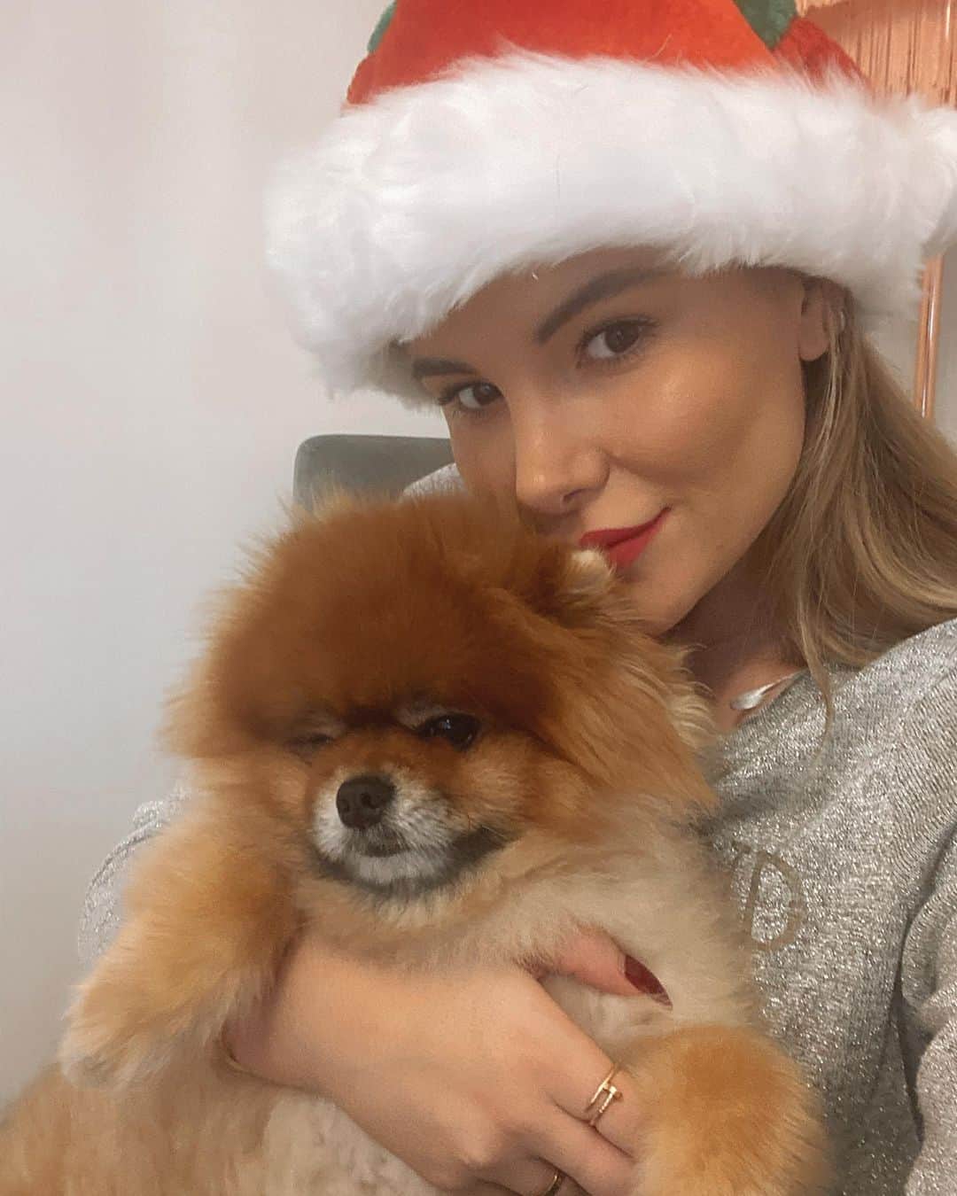 ジョージア・コウソウロウのインスタグラム：「Getting in the Xmas spirit with @monkey.the.pom while cooking a roast 🥰」