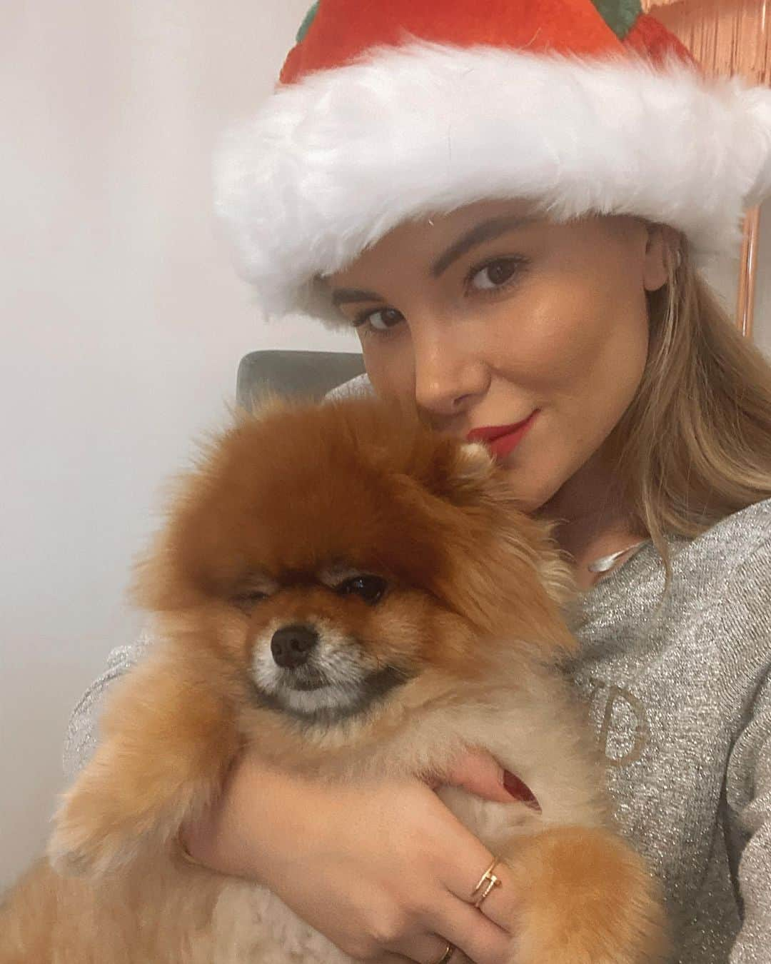 ジョージア・コウソウロウさんのインスタグラム写真 - (ジョージア・コウソウロウInstagram)「Getting in the Xmas spirit with @monkey.the.pom while cooking a roast 🥰」11月30日 2時04分 - georgiakousoulou