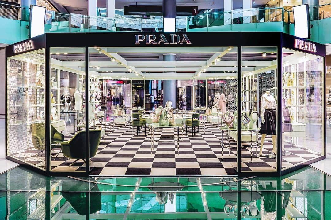 のインスタグラム：「#Prada presents the new #PradaEnchanted pop-up store, a magical and fascinating space dedicated to precious gifts for men and women in view of the Holiday period, at @thedubaimall. The space, located in the Fashion Catwalk, is defined by a multifaceted glass structure, decorated with triangle motifs that refer to the iconic Prada logo. The idea of the installation is characterized by the combination of a double shade: black for the external facade that graphically outlines the central space and the classic Prada green for the interior, in order to offer a relaxing atmosphere that distinguishes the image of Prada boutiques in the world.」
