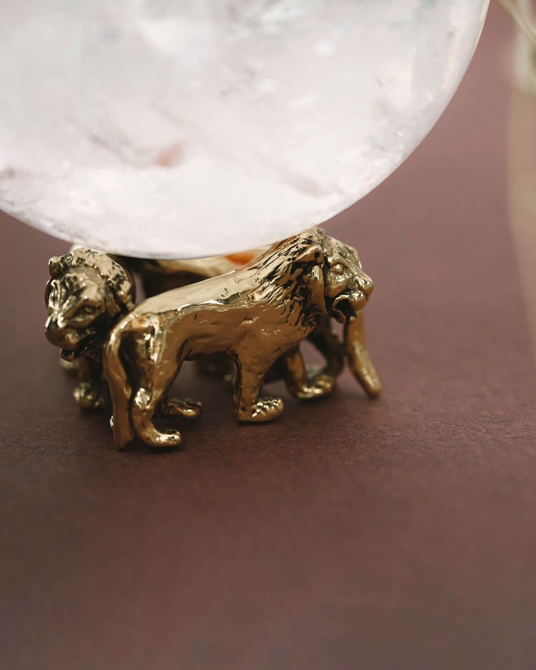 グーセンス パリのインスタグラム：「Iconic object of the House created by Robert Goossens for Gabrielle Chanel's apartment, rue Cambon. Rock Crystal ball on a pedestal adorned with three lions, in brass soaked in a bath of 24-carats gold, yellow gold color. . . 📷 by @alix.marnat」