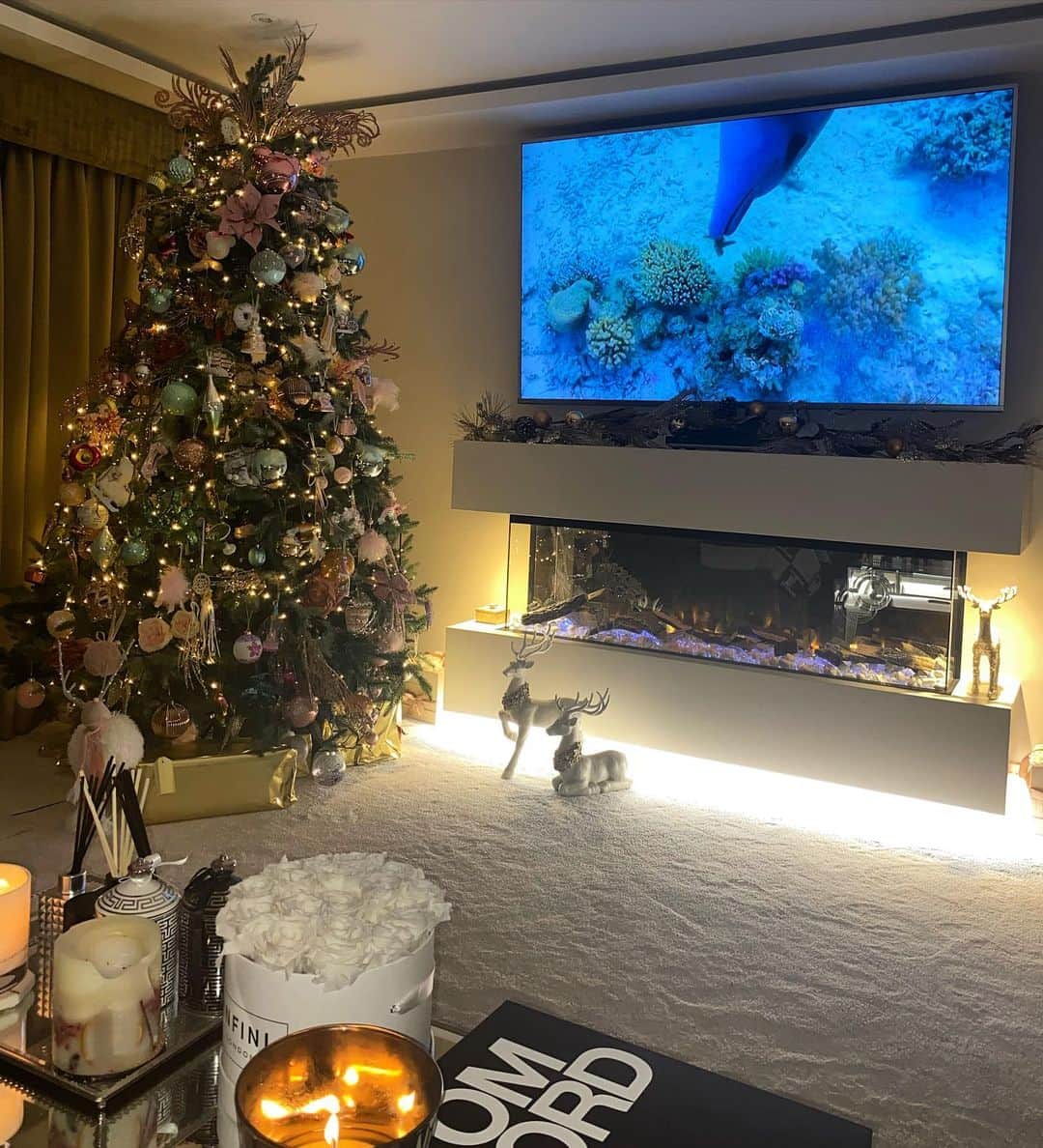 Jessica Wrightさんのインスタグラム写真 - (Jessica WrightInstagram)「Home is where the heart is 🎄❤️ I have wanted a fireplace for so long, & this Christmas I made it happen ☺️ this is not an ad, but I can’t recommend the company I bought the fire from & the guys who fitted it, enough. @fireplacefactory I love it 🔥 & @luxerefurbs you exceeded all my expectations from an image I just sent you!! The lighting was a complete surprise 🤩 #cosy #home #christmas」11月30日 2時16分 - jesswright77