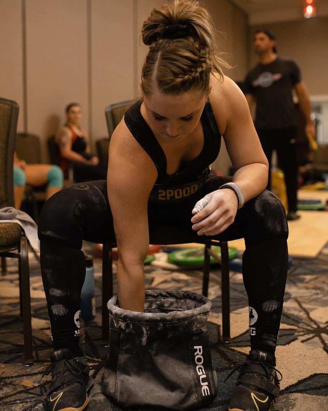 マッティ・ロジャーズのインスタグラム：「I guess it’s meet week? I think?? It’s been a whirlwind of a last few weeks with changes to the AO/Nationals plan. For us who all but qualified for the Olympics before postponement, we need this meet to make the teams we need for (new) Olympic eligibility purposes next year. It’s been changed from in person (a great decision), to us having a specific selection camp a week later, to now competing online next weekend all in the last week or so. Nothin like a “SURPRISE, be ready next weekend instead!!!!” to get ya goin. Preparing for a changing event is stressful to say the least & planning peak/taper for a changing comp date the week before has been.... interesting, but gonna give her a go! Idk how to be excited or nervous for an online meet yet, but just wingin it PER USUAL 💁🏼‍♀️ LETS GO (or something)」