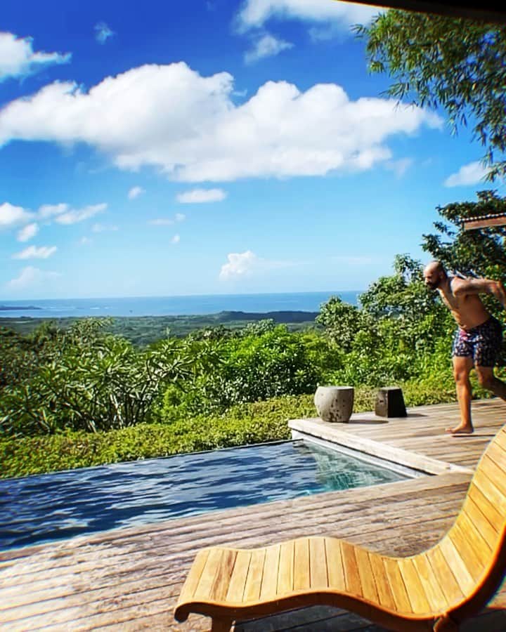 カルロス・ブーザーのインスタグラム：「Whatever You Doing.. Dive All The Way In... Yadiggggg #birthdaytrip #HOLDAT 📷: @anishka________」