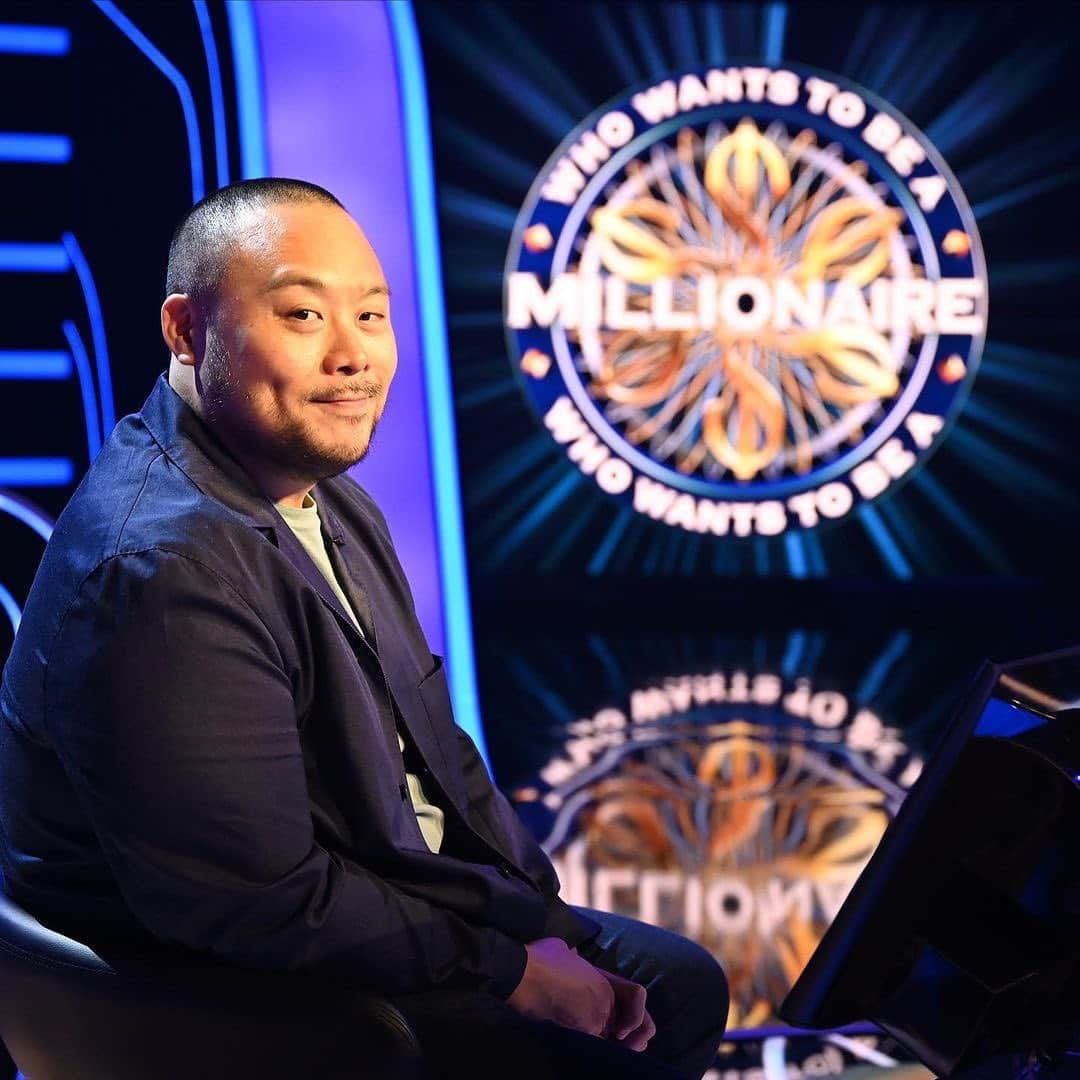 デイビット・チャンさんのインスタグラム写真 - (デイビット・チャンInstagram)「I’m on Who Wants To Be a Millionaire tonight!! (@abcnetwork 9pm and if you miss it, you can catch up on @hulu the next day). Trying to raise money for hospitality workers in need via @southernsmoketx. The Asian gambling gene is unfortunately very strong in me.」11月30日 2時46分 - davidchang