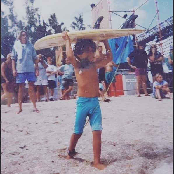 のインスタグラム：「Boucan canot, Réunion island 🇷🇪. .  I remember wanting to be a surfing champion already at this age. It was kind of mission impossible especially coming from so far away. The idea of making a living while surfing was a wild dream.  The thing that motivated me the most was people saying « You can’t ». Plenty of people trying to bring you down. My whole career i needed to hear this. Most people need to hear how good they are to find confidence to be successful. For me, what always got me fired up, was everyone who didn’t believe in me.  Strange right ? Still today, I thank the haters for pushing me to be at my best ! Never stop believing in your dream, get out there PROVE them wrong 👊🏼. .  Je me souviens déjà vouloir être un champion de surf à cet âge. C’était quasiment mission impossible, surtout en venant d’une île si lointaine. L’idée de pouvoir gagner sa vie en surfant était dingue. Un rêve fou.  Ce qui m’a toujours le plus motivé, ce sont les gens qui ont essayé de m’en dissuader: « C’est impossible » « Pas assez fort » « Retourne faire tes études ». Bizarrement, j’ai toujours eu besoin d’entendre ça. La plupart des gens ont besoin d’entendre à quel point ils sont fort pour trouver la confiance nécessaire pour réussir. Pour moi ça a toujours été le contraire. Étrange non ? Encore aujourd’hui, je remercie les « haters » de m’avoir poussé à trouver le meilleur de moi-même.  N’arrêtez jamais de croire en vos rêves. Prouvez à ceux qui ne croient pas en vous le contraire 👊🏼. . #BoucanCanot #ReunionIsland #Dream #AlwaysBelieve」