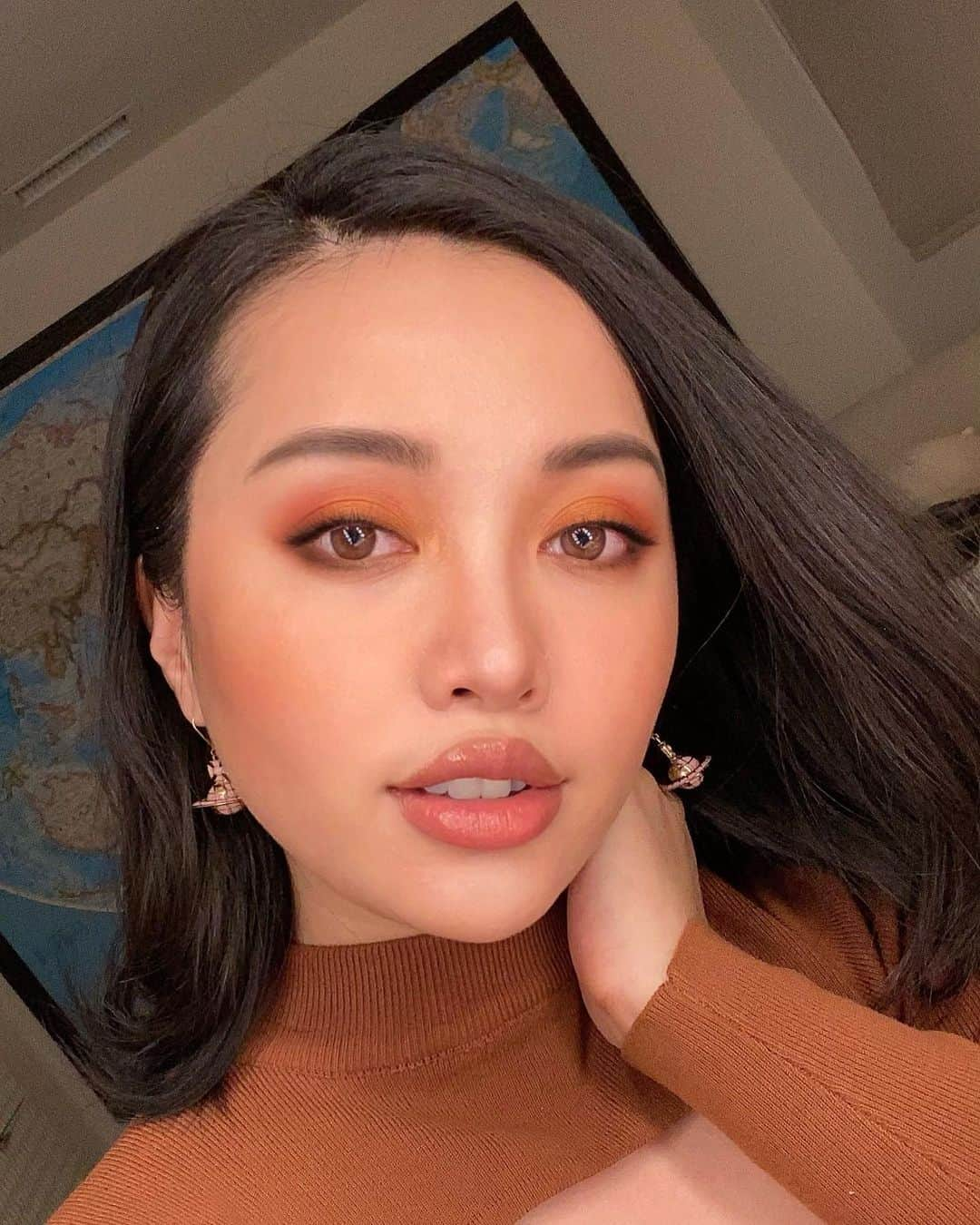 ミシェル・ファンのインスタグラム：「Saturday night at home.   Full face @emcosmetics  Eyes - Faded Clemetine palette  Blush - Heaven’s Glow Faded Clementine Lips - Soft Blur Lip Liner in Teddy  Lip Cushion in Venetian Rose」