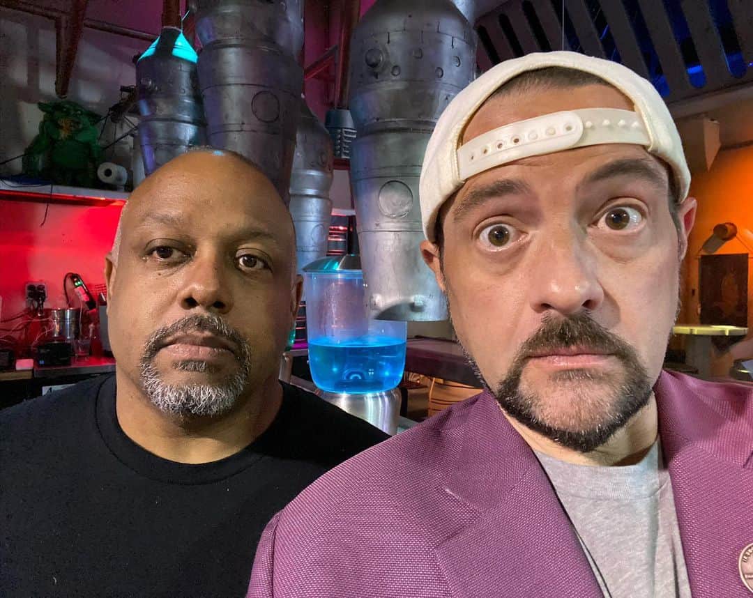 ケヴィン・スミスのインスタグラム：「Happy Birthday to @marcbernardin - the better half of #FatManBeyond! Nearly every week for years now, I’ve stood beside the former @latimes, @entertainmentweekly, and @hollywoodreporter newsman at the @scumandvillainycantina and questioned in every episode how he wasn’t being hired to write entertainment instead of writing *about* entertainment. So the minute I got a show of my own to run with the @netflix @masters series, I immediately brought Marc to #eternia with me! But the man needed no help from me: by then, he had already given up the news game and took the plunge into full time screenwriting. @castlerockhulu and @treadstone have both benefitted from Spider-Marc’s uncanny ability to spin webs with words that ensnare the audience. And when I was off on the #jayandsilentbobrebootroadshow Tour, Marc not only kept the home fires burning, he created something fresh with his #blackmanbeyond live show. Tune in to see Birthday Bernardin tomorrow night, when we gush about the debut of @rosariodawson in @themandalorian on Monday night’s new episode of #fatmanbeyond! Until then, drop by his @instagram and @twitter feeds to give the newly old man a little love! Happy Birthday, Marvelous Marc! May you write for @marvelstudios, @starwars, and @dccomics movies like you wanna - but may you get to tell *your* stories too (if you don’t give ‘em all away during the podcasts first)! #KevinSmith #marcbernardin #birthday #podcast」