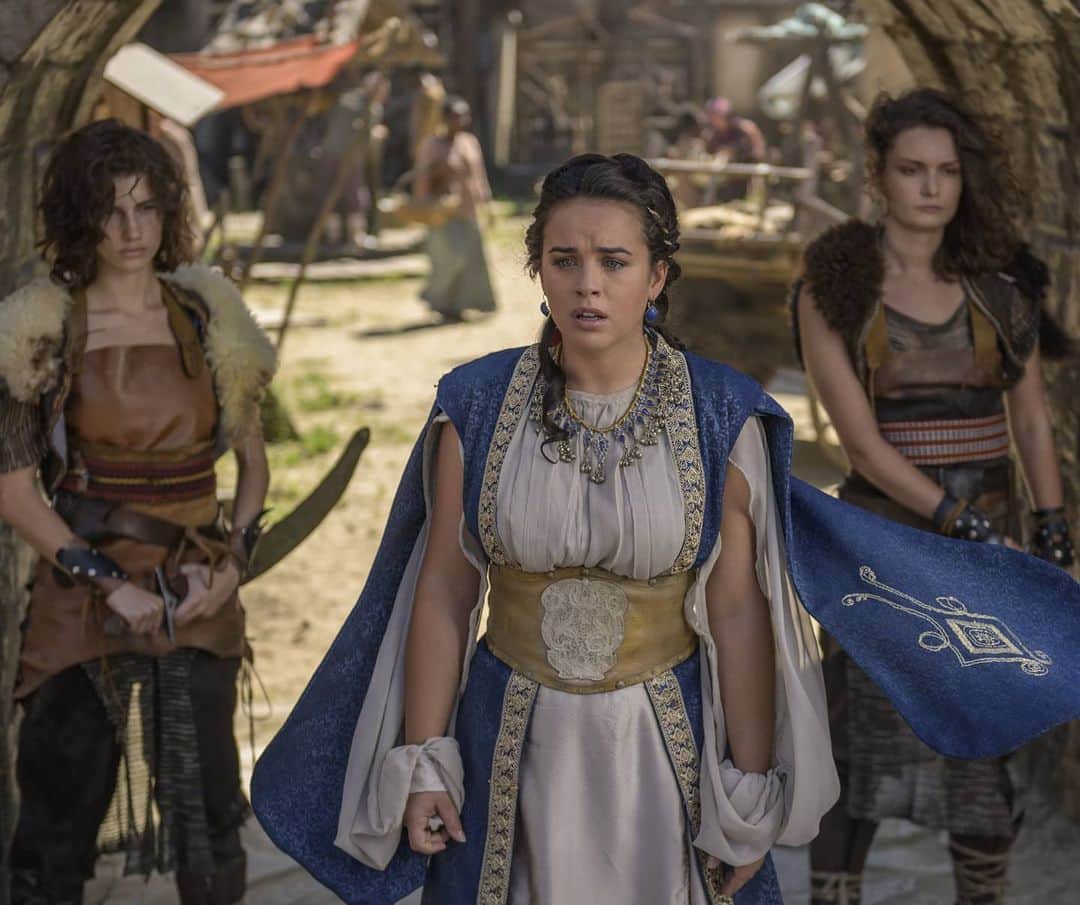 ジョージア・メイ・フットのインスタグラム：「Tonight Falista is BACK guys on @outpostseries on @thecw 📽  And let me tell you.... she isn't too happy 😜  UK viewers you are a few weeks behind but you will soon see what i mean! @skytv   #falista #theoutpost」