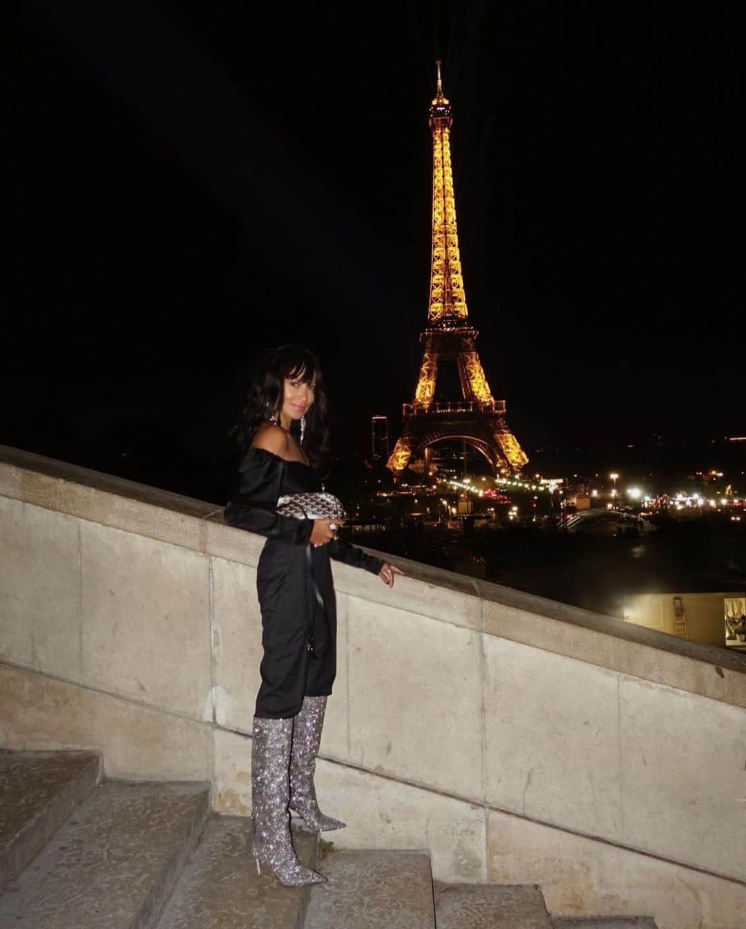 ジュリー・サリニャーナのインスタグラム：「Missing Paris & friends so much. 🖤😭」