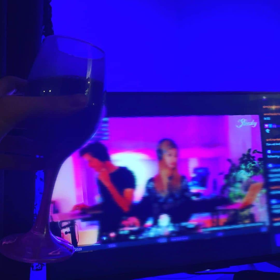 浅川悠のインスタグラム：「Watching @rinalymusic ‘s stream for hours is making wine tastes way way more more better 🎉✨I just found her channel by chance and now, I’m totally her big fan😙Thank you to Twitch for a wonderful encounter!」