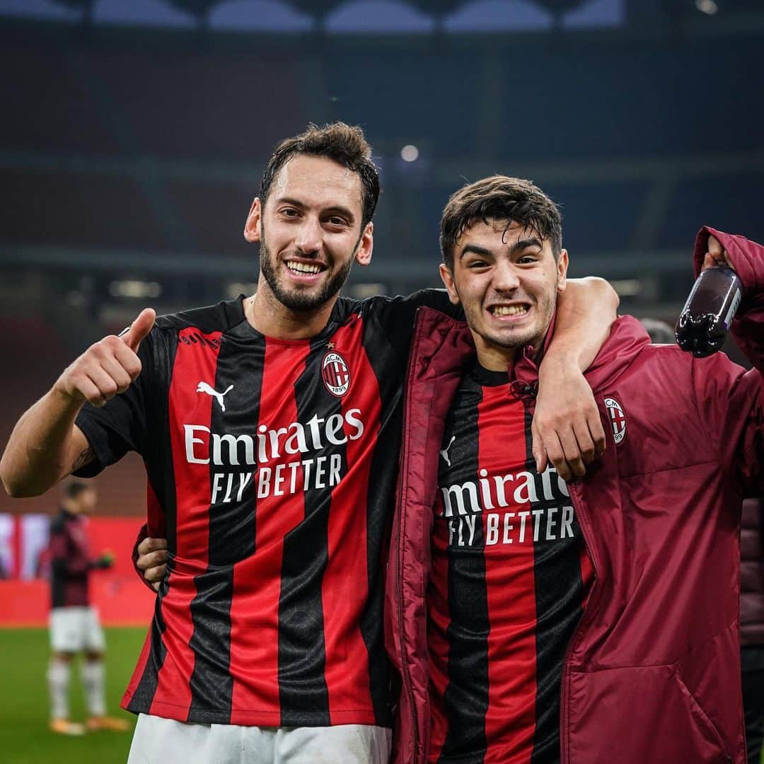 ACミランさんのインスタグラム写真 - (ACミランInstagram)「Drop us a comment if you’re as happy as they are 😁 #MilanFiorentina #SempreMilan」11月30日 2時53分 - acmilan