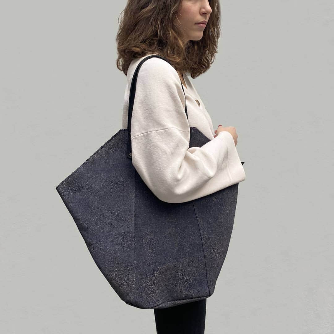 のインスタグラム：「For this Christmas capsule our Cargo, an XXL totebag, puts on an embossed calf leather with a super soft nubuck finish.    Focus on CARGO in notte and stone shades  // FR //   À l'occasion de notre capsule de Noël, notre Cargo, un cabas XXL, revêt un cuir italien à l'impression galuchat et au fini nubuck d’une qualité d’exception. Focus sur notre CARGO en notte et stone  #jackgomme #madeinfrance #unisex #frenchdesigner #capsule #backto80s #minimalistdesign #technicalfabric #weekendbag #jackgomme #madeinfrance #unisex #frenchdesigner #capsule #backto80s #minimalistdesign #technicalfabric #weekendbag」
