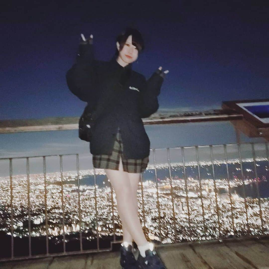 椎原えみのインスタグラム：「2020.11 .30 .Monday . . .  何気にはじめての六甲山の夜景きた！ めっちゃきれい！非常に寒かった。 . . . #民族ハッピー組  #椎原えみ  #大分県出身 #方言女子 #大分弁 #美脚女子 #美脚 #followｍe #脚フェチ #足フェチの皆様お待たせしました  #足フェチ  #モデル #アイドル  #あしすたぐらむ #脚フェチの皆様お待たせしました #legs #水泳 #beautifullegs #japaneseidol #japanesegirl #えみあし #beautiful #photomodel #photography #Japan  #高身長女子  #model  #cute #いいね👍」