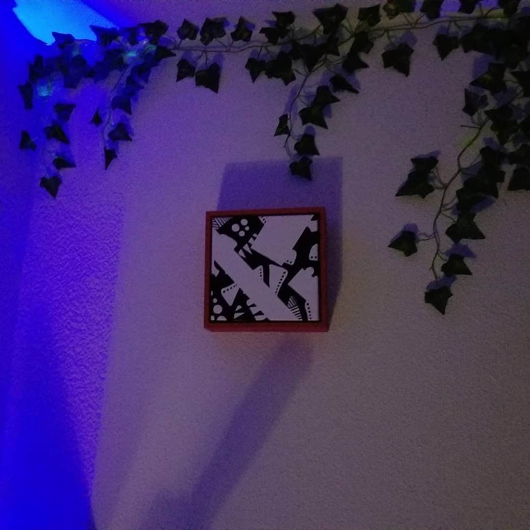 斉藤秀翼さんのインスタグラム写真 - (斉藤秀翼Instagram)「ahhi先生の新作アートを 自宅に飾らさせていただきました。  フレームは元々の木の色から オーダーで赤にしていただきました。  #ahhi #art #picture #絵 #アート」11月30日 3時03分 - syuusuke.s
