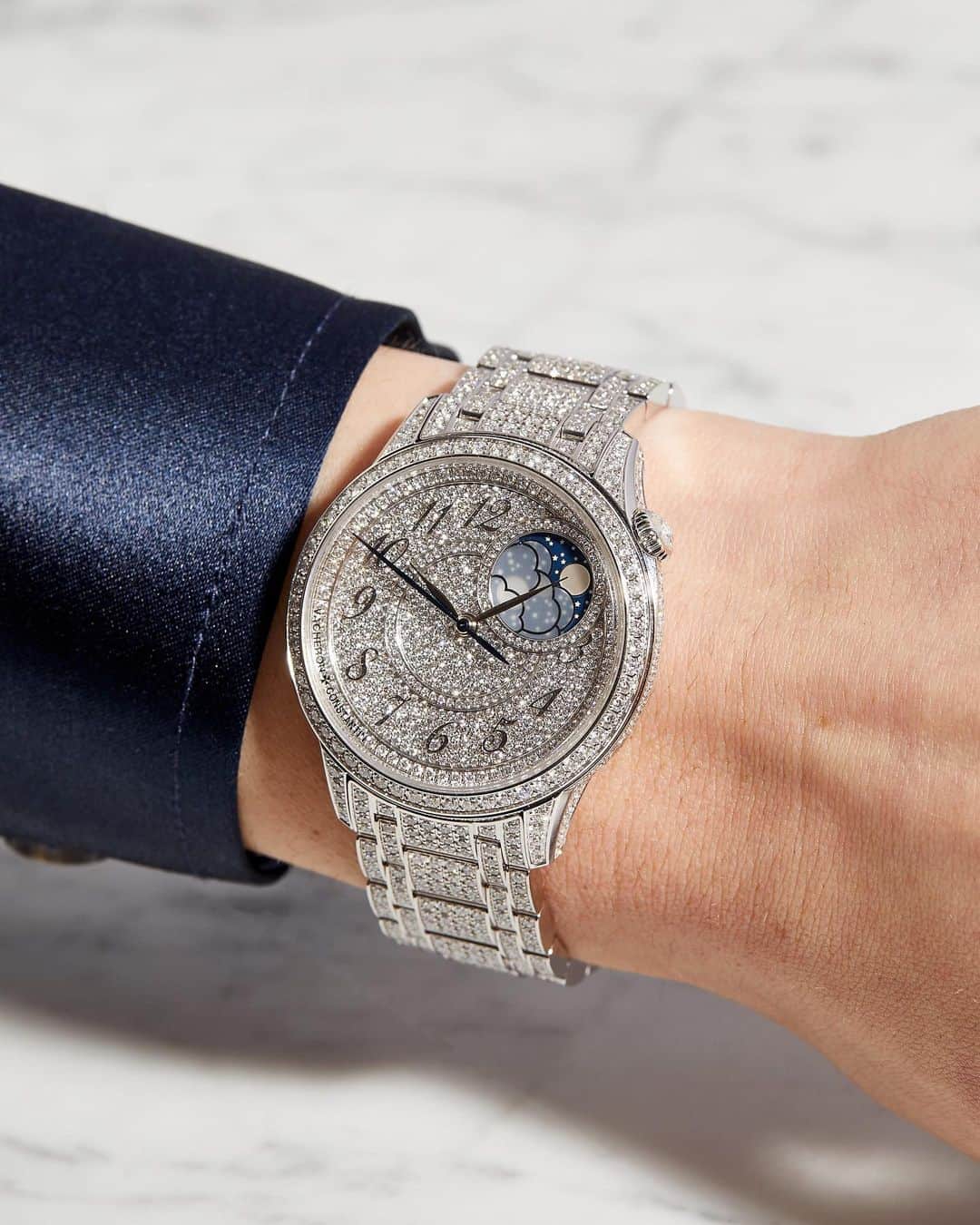 のインスタグラム：「Namesake of Egeria – a nymph who appears in Roman mythology, and is today eponymous with female wisdom and counsel ¬ @VacheronConstantin’s Égérie is as intelligent and imaginative as she who shares its name. With 246 brilliant-cut diamonds circling a white gold case, 588 brilliant-cut diamonds adorning its immaculate bracelet, and a dial that’s carpeted with 510 brilliant-cut diamonds, the Égérie moon-phase jewellery timepiece is a marriage of haute couture and fine watchmaking.  Find #VacheronConstantin and more haute horlogerie creations at Harrods, the World of Watches. Visit our link in bio to find out more.  #Harrods #HarrodsFineWatches   Shop the store through our remote Personal Shopping service (previously known as Virtual Concierge), or shop online at harrods.com.」
