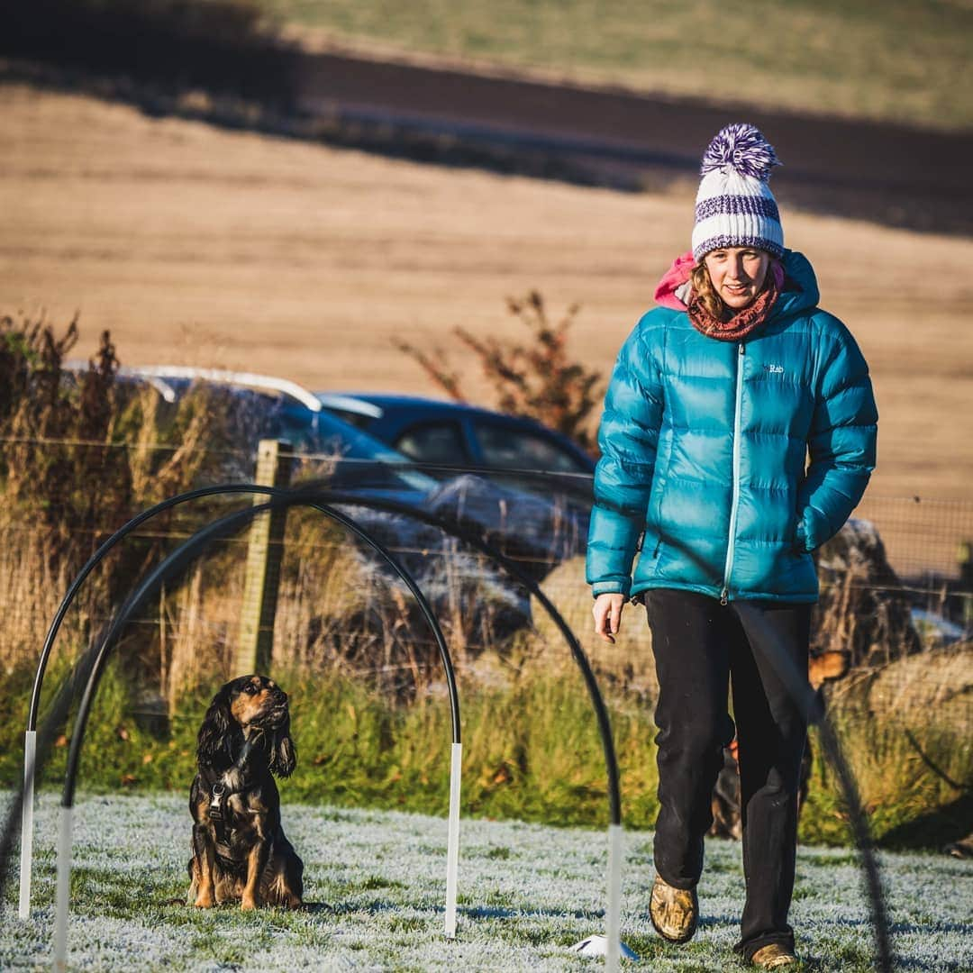 ハンナ・ミレイさんのインスタグラム写真 - (ハンナ・ミレイInstagram)「Just a girl working with her best friend 🐶🐾 🔹 🔹 🔹  📷 - @euanduff #hoopers #girlsbestfriend #teamwork #bodylanguage #trust #family #aberdeenshire #sportfordogs #runhannahrun #runpoppyrun #babyitscoldoutside #caninepawsibilities」11月30日 2時57分 - smiley8889