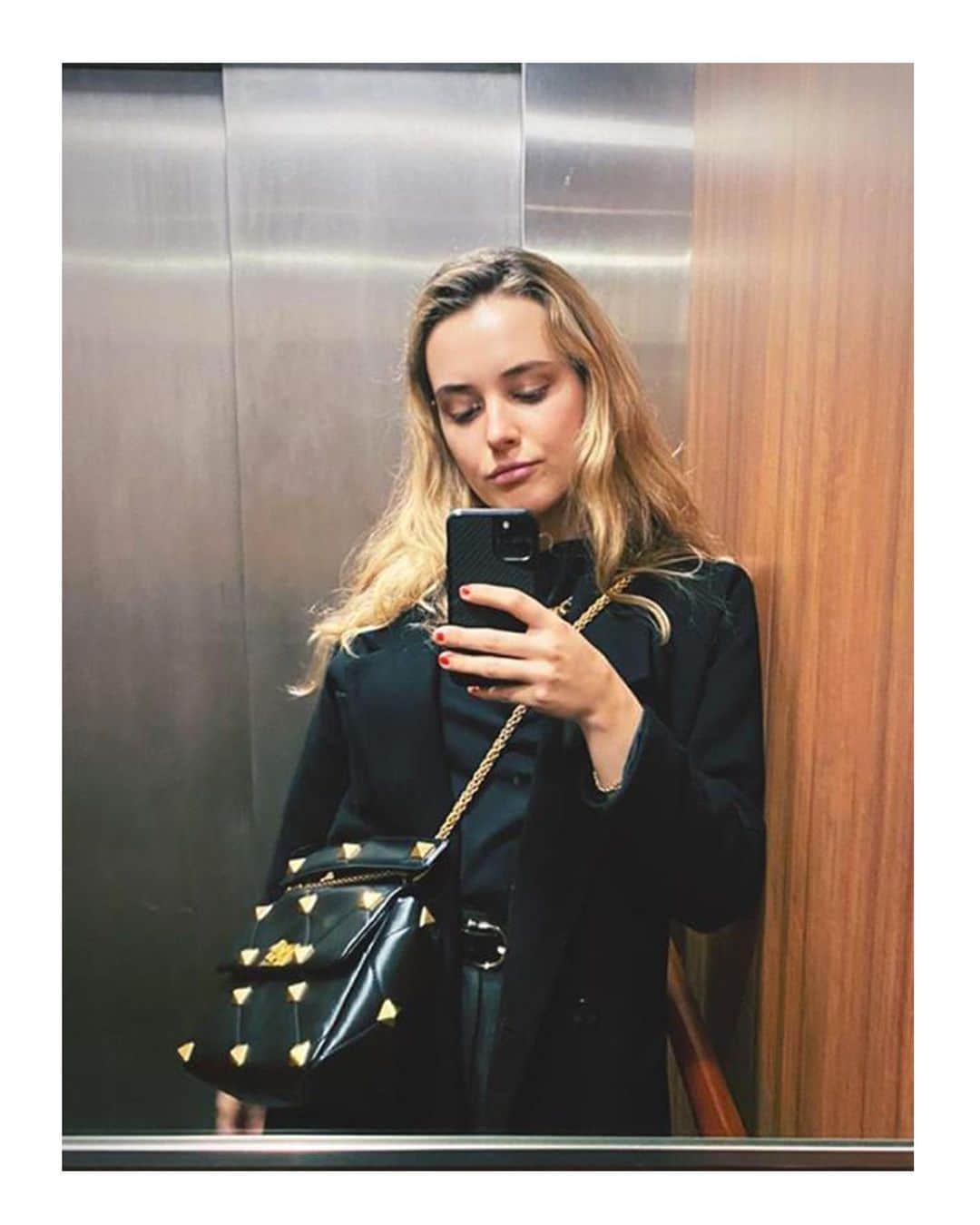 Valentinoさんのインスタグラム写真 - (ValentinoInstagram)「A historic house element, the Rockstud, has been redefined in a new, maxi shape for the Valentino Garavani #RomanStud bag, seen here on @katherinelangford.」11月30日 2時58分 - maisonvalentino