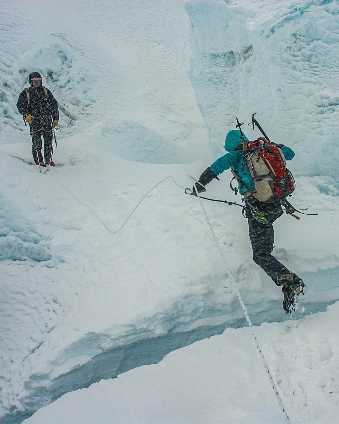 ジミー・チンさんのインスタグラム写真 - (ジミー・チンInstagram)「Watch that next step... ⁣ @kitdski crevasse hopping at 20,000ft in the Western Cwm. ⁣ Khumbu Icefall, Western Cwm, Everest」11月30日 3時00分 - jimmychin