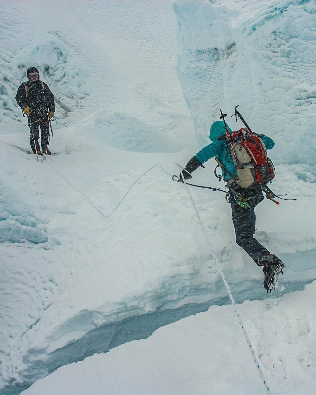 のインスタグラム：「Watch that next step... ⁣ @kitdski crevasse hopping at 20,000ft in the Western Cwm. ⁣ Khumbu Icefall, Western Cwm, Everest」