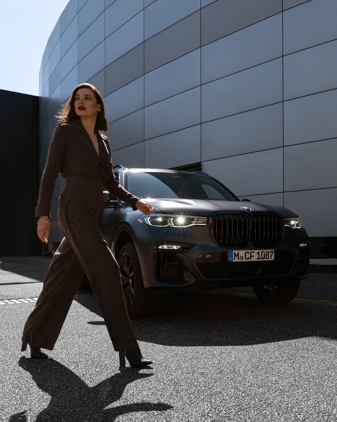 BMWのインスタグラム：「Know your value. Never settle for less.  The BMW X7 Dark Shadow Edition. #TheX7 #BMW #X7」
