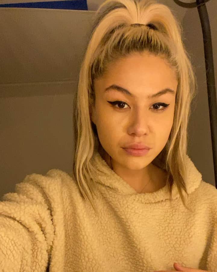 Mali-Koa Hoodのインスタグラム：「“At the end of the day”: An existence where you have all the physical things to do and be who you want to be, but are living a life limited by feelings and thoughts. I remember writing the chorus lyric idea on the tube and I had just gotten back from Nashville and I thought I had morphed into a cowgirl and felt lost and out of place in E2.   “You got the space  You need in you chest But it’s full of the things in your head You got two hands  They’re all that you need  But there’s no one to hold when you sleep  Oh at the end of the day What use does it make If you got all the parts but aren’t willin to change  I see love as it falls from your face And I wont let your heart go to waste  Your heart go to waste”  The production on this makes me well up, I could run a marathon to this song 🥵 @justcallmepip @maestrothebaker   Listen to the album now in my bio and let me know what you think 🥺 1 WK old already 🤷🏼‍♀️」