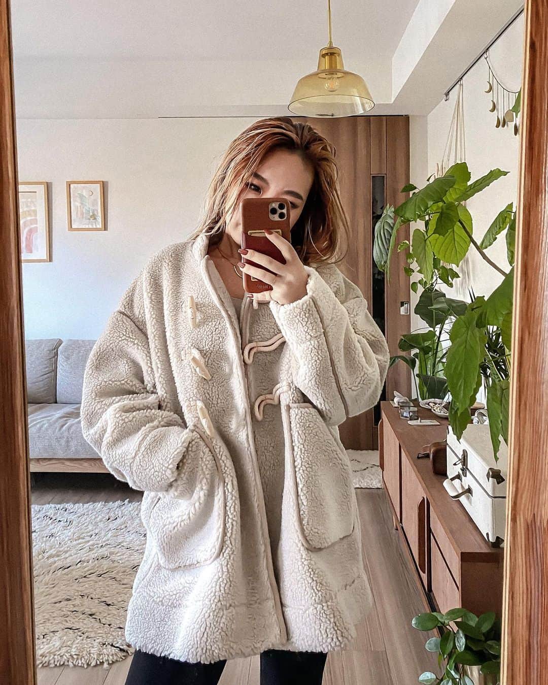 Manamiのインスタグラム：「🐏🐏🐏💕 可愛くてあったかいcoat🦙💓 中にも着込めるサイズにめっちゃ好きな丈感💓 大きなポケットも最高よね🦘 今冬ヘビロテ決定や😚 @cavezarosso #cavezarosso #マナシカの家」