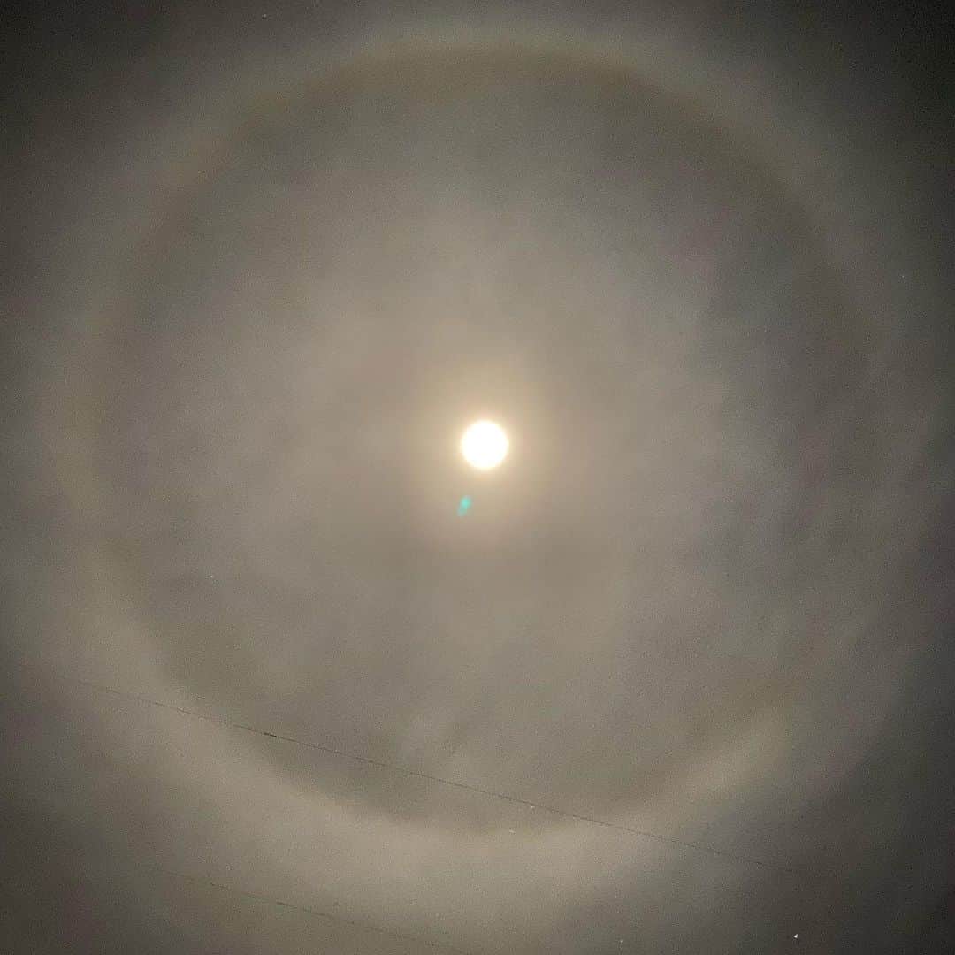 マイク・シノダのインスタグラム：「What is going on with the moon right now? There’s a crazy halo around it.」