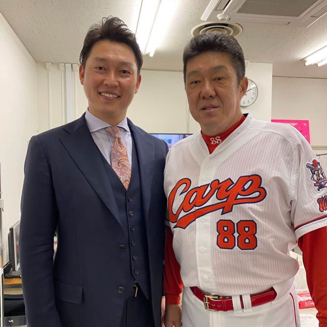 新井貴浩さんのインスタグラム写真 - (新井貴浩Instagram)「「楽しい時間」  カープファン感謝デー 2020  楽しんでいただけましたか  久しぶりにみんなに会えました！！  ・ ・ そういえば...  私のオンラインファンミーティングに ゲストの登場が決まったそうです！  ・ #広島 #カープ #ファン #感謝 #RCC #カーチカチ #イマナマ #12月6日 #オンラインファンミーティング #熱いぜプロスピ  #新井貴浩」11月30日 14時12分 - araitakahiro_official