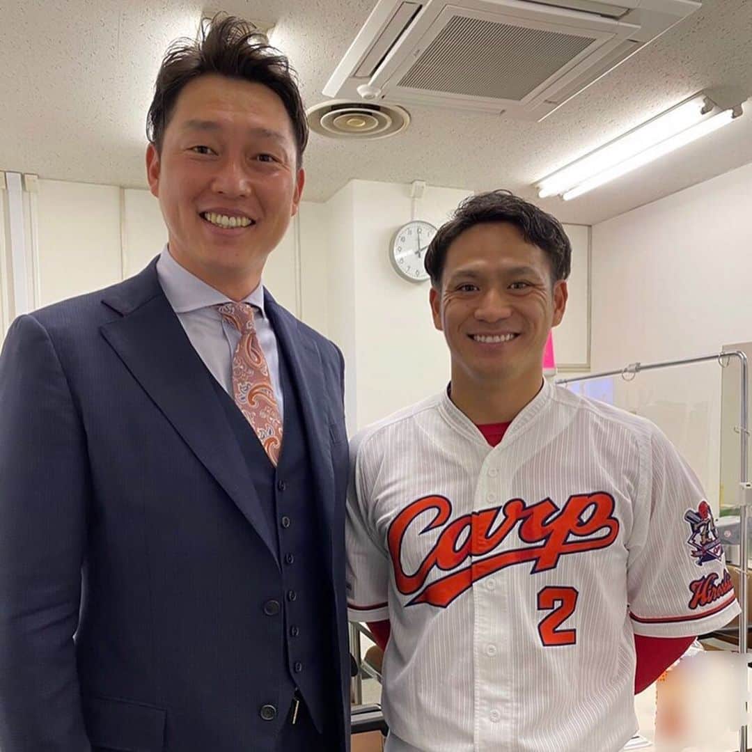 新井貴浩のインスタグラム：「「楽しい時間」  カープファン感謝デー 2020  楽しんでいただけましたか  久しぶりにみんなに会えました！！  ・ ・ そういえば...  私のオンラインファンミーティングに ゲストの登場が決まったそうです！  ・ #広島 #カープ #ファン #感謝 #RCC #カーチカチ #イマナマ #12月6日 #オンラインファンミーティング #熱いぜプロスピ  #新井貴浩」