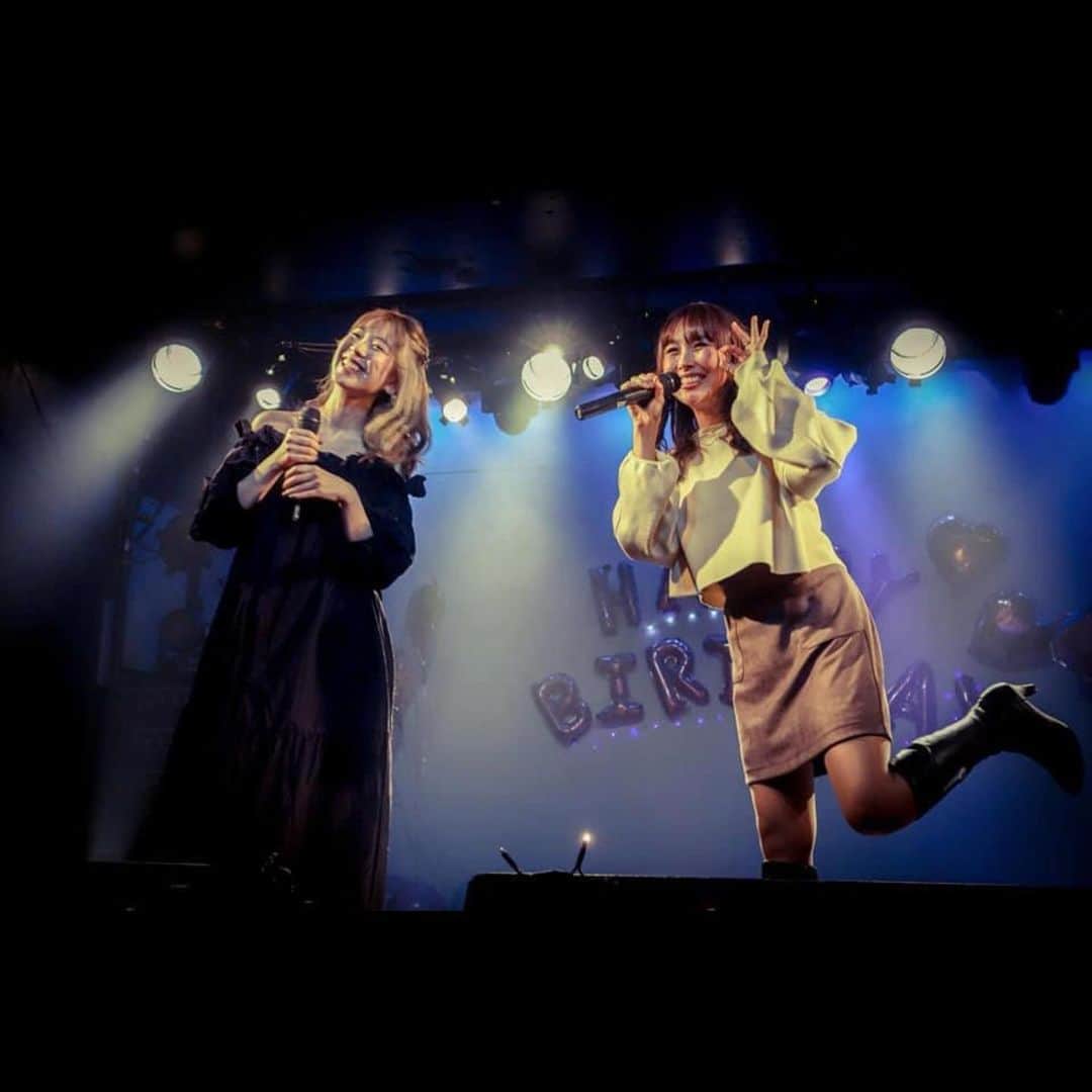 小池ジョアンナのインスタグラム：「コラボ二曲目は、  #冬がはじまるよ #槇原敬之   この時期にぴったりの曲❄️  歌詞が楽しくて、 わくわくしながら歌っていたので 表情もきらきら☺️🎁✨✨  冬は苦手だけど 冬は楽しいことがいっぱいあるね💕  今年ももう少しで終わっちゃうけど 大切な人達みんな沢山笑って過ごせますように…🌟  #渡邊優 #小池ジョアンナ #live #show #performance #collaboration #collab #duet #girls #singer」