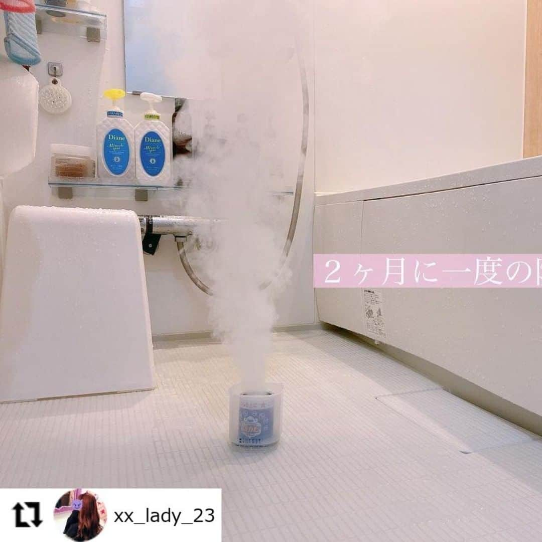 【公式】ルック 防カビくん煙剤のインスタグラム：「. #regram @xx_lady_23 防カビくん煙剤をお使いいただき、ありがとうございます🎵 普段のお掃除がラクになっているとのこと、とても嬉しいです😊 . 実は、ピンク汚れの成長は黒カビよりも速いので、除菌をしても、その発生を長くは抑えられません😲💦 日頃のこまめなお風呂そうじと、湿気を残さない工夫も大切です💁‍♀️ よろしければ、防カビくん煙剤とあわせて、 ピンク汚れ予防もできる「バスタブクレンジング 銀イオンプラス」もお試しいただけたら幸いです🙆‍♀️ . 「防カビくん煙剤」と「バスタブクレンジング 銀イオンプラス」2つ使って、黒カビとピンク汚れを予防🙌 . ⭐【2ヶ月に1回】防カビくん煙剤で黒カビを予防 ⭐【週1回以上を目安に】バスタブクレンジング 銀イオンプラスでピンク汚れを予防 . 組み合わせて使うことで、がんばらなくても、もっとキレイに🌈✨ . 黒カビとピンク汚れは「防ぐ」方法がカンタン😉 皆さんの、毎日のお掃除が少しでもラクになったら嬉しいです💗 ・・・ 浴室お掃除頑張るday💪𓂃꙳⋆ ・ おはようございます。 今日は浴室のお掃除頑張りました。 ・ ☑︎浴室全体のスポンジ🧽・ブラシ磨き ☑︎エプロンを外して水垢・ぬめり取り ☑︎排水口のお掃除 ☑︎２ヶ月に一度の防カビくん ・ 防カビくんをするのとしないのでは ピンク色のカビの発生速度が全然違うので 欠かせないです😍💕 ・ #浴室掃除 #防カビくん煙剤 #防カビ #同棲インテリア #同棲生活 #ふたり暮らし #二人暮らし #賃貸インテリア #カップル #年下彼氏 #同棲カップルさんと繋がりたい」