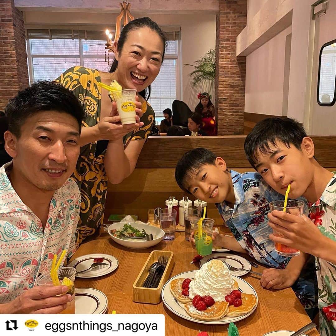 EGGS ’N THINGS JAPANのインスタグラム：「#Repost @eggsnthings_nagoya  「fin fin」様  ご来店頂きましてありがとうございます🌺また、笑顔の素敵なお写真を撮影・投稿させて頂きましたこと併せて感謝いたします❤️  また、ぜひEggs 'n Thingsでお過ごしください🌴  ・・・ 🌴ALOHA~🌴  ニックネーム「fin fin」様、本日はご来店下さりありがとうございます！🌺  ご家族でアロハ🤙🏾🌺 素敵です!!最初から最後までお子様も楽しんで頂けました😄 素敵なご家族写真🥰  Eggs'n Thingsのキャンペーン「#アロハでエッグスン」にもご参加下さりありがとうございます😉  またのご来店をスタッフ一同心よりお待ちしております😃  投稿をご覧の皆様の「#アロハでエッグスン」へのご参加もお待ちしております🎵  いいね&フォローお願いします🤲 ダグ付け、#eggsngram を入れて、素敵な投稿もお待ちしております😁🌺  MAHALO🤙🏾🌺  🏝••┈┈┈┈••🌺••┈┈┈┈••🏝  名古屋PARCO店ではご予約も承っております。 お電話もしくは、プロフィールページのリンクからweb予約もしていただけます。  @eggsnthings_nagoya   🏝••┈┈┈┈••🌺••┈┈┈┈••🏝  #hawaii #hawaiitrip #hawaiian #hawaiianfood #hawaiiancafe #アロハ #aloha #pancakes #ハワイアン #ハワイアンカフェ #ハワイアングルメ #パンケーキ #パンケーキ部 #パンケーキ好きな人と繋がりたい #名古屋カフェ #名古屋カフェ巡り #名古屋グルメ #名古屋ランチ #名古屋PARCO #eggsnthings #eggsngram #エッグスンシングス　#アロハでエッグスン」