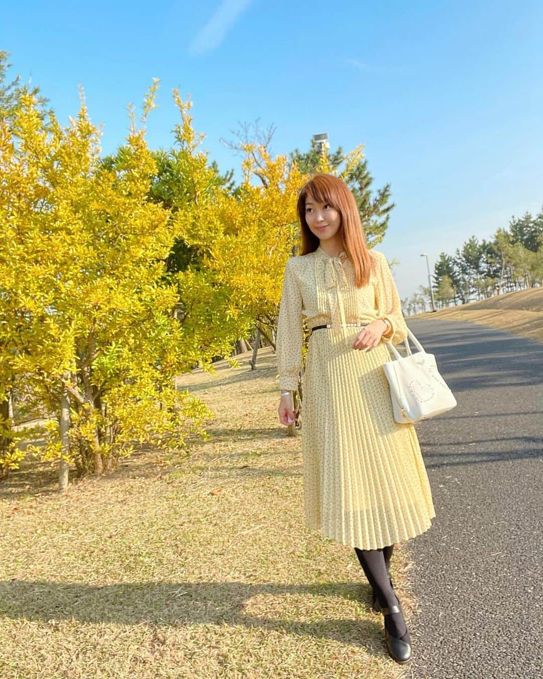 織田千穂さんのインスタグラム写真 - (織田千穂Instagram)「#amazonで発見 👗👒  *  #Amazon で最近お気に入りの #スナイデル  ボウタイドットシアーワンピを買ったよ🙌🏻💕  ボウタイとプリーツが可愛くてお気に入り♡  インナーキャミもセットになってるので  透けの心配もなく良きです◎  長袖なのでこの冬にも大活躍しそう❤️  *  今なら…12/1まで  #サイバーマンデー の #セール でお買い得♡  ▶▶▶ AmazonFashion ( @amazonfashionjp )  #Amazonfashion では…  私のも正にそうなのですが  特選タイムセールや  対象商品20％OFFになっててお買い得💕  *  他にも狙っていたスニーカーや  バックやキャップにトップスボトムスも  お買い得が沢山あったので  私も早速チェックしてみます💗  *  私が着ているワンピの商品リンク🔗は  ストーリーズに貼っているので  気になった方は見てみてね❤️✨  https://amzn.to/3kwOn0J  *  𖤐𝕔𝕠𝕕𝕖𖤐  👗 𝚘𝚗𝚎𝚙𝚒𝚎𝚌𝚎⇨ #SNIDEL  👜 𝚋𝚊𝚐⇨ #thinkbee  σ(´∀`ме)▷▶▷身長💃𝟙𝟞𝟝㎝/𝑓𝑟𝑒𝑒𝑠𝑖𝑧𝑒  ✼••┈┈┈┈┈┈┈┈┈┈┈┈┈┈┈┈••✼  #PR ‪#amazonfashionjp #コーデ #code #ootd #アマゾンファッション #ワンピコーデ #fashion #outfit #coordinate #CyberMonday #sale #instafashion #コーディネート #ファッション #outfitoftheday #大人カジュアル #大人コーデ #cordinate #大人スタイル #おしゃれ好きな人と繋がりたい✼••┈┈┈┈┈┈┈┈┈┈┈┈┈┈┈┈••✼」11月30日 12時45分 - chihoda