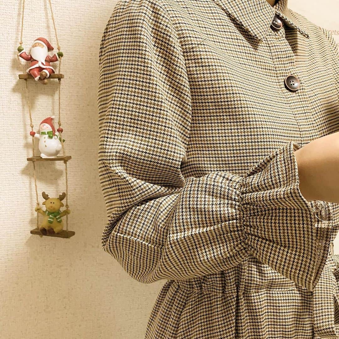 前田亜美のインスタグラム：「. . 街がクリスマスの曲だったり、飾り付けだったり、ツリーがあったり…. . クリスマスモードになってきて嬉しいです‪𓂃 𓈒𓏸◌‬1年の中でクリスマスが1番可愛くて好き‪ 𓈒𓏸. . . それよりもあと1ヶ月で. 今年が終わるの信じられない、、\( ᐙ )/. . . @lilyboutique_official のトレンチワンピだよお🦕⋆͛. . . #私服 #クリスマス」