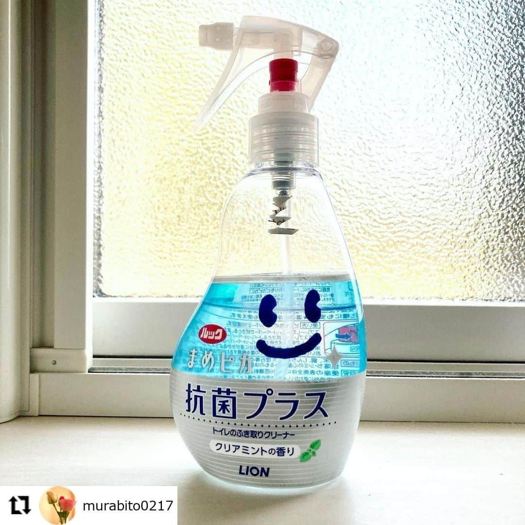 【公式】ルック 防カビくん煙剤のインスタグラム：「. #regram @murabito0217 まめピカをお使いいただき、ありがとうございます✨ これからも、毎日のお掃除のお供によろしくお願いいたします😊 . まめピカなら👀 . トイレットペーパーなどに直接シュッと吹きかけて、 気になるところをサッと拭くだけでキレイに🚽🌟 . 水に溶けやすいトイレットペーパーでも、”ボロボロ防止成分”を配合しているので大丈夫なんです💁‍♀️ 拭いた後はそのままトイレに流すだけだからラクチン💡 . トイレはこまめなお掃除で、がんばらなくてもキレイにしちゃいましょう🎶 ・・・ 【毎日】トイレの拭き掃除 便器の外側、手洗いの外側と床を柔らかい布で水拭きする。  まめピカで拭くことにしますー トイレクイックルでも可👌  #トイレ掃除　#まめピカ」