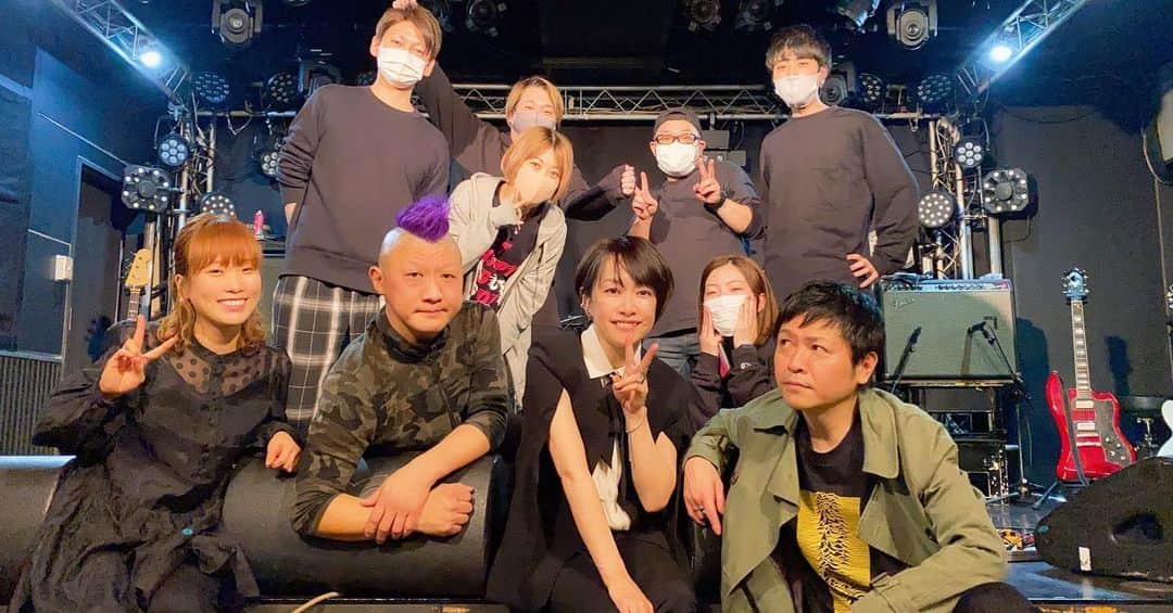 のインスタグラム：「昨日は大槻マキさんワンマンのサポートメンバーとしてライブでした！ 本当はツアーも決まっていたのだけど残念ながら中止になったりしていて、、東京はワンマンとしてライブすることが叶って感無量！ 下北沢ReGのスタッフの皆さまにも感謝です！ ミュージシャンとしても女性としても大尊敬しているマキさんのチームに向かい入れていただき、家族のように接してくださる先輩方の暖かさにもっともっと頑張らねばと気合いを入れ直す1日でした。 まさかマキさんの生声でRUN!RUN!RUN!やmemoriesを演奏する日がくるなんて。。演奏しながら何度も何度も鳥肌が立ちました。。 明日からも日々精進！  #大槻マキ #music #live #下北沢reg」