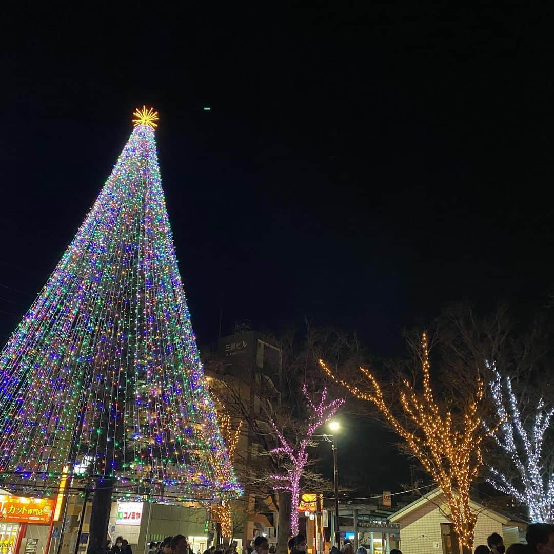 田村直美のインスタグラム：「名古屋2日間ありがとございました😆 植田公園クリスマスツリー🌲(もみ太)点灯式🌟で歌ったAr you happy ready!? は骨髄バンクを支援する会公認ソング　多くの方に骨髄バンク知ってもらえたらと思います  リハ後には植田公園を発掘現場にしたり　大好きなテレビ塔も行けた  リハから本番までの間は レイドバックでご飯と☕️をいただいて12月の作戦会議❣️いつもありがとう  今回はほんまもんの現役のww SP怖い... サポートしてもらっての名古屋でした　ｱﾘｶﾞﾄ  少し早めに植田公園なら着いたので 点灯前の「もみ太」を撮って〜インスタに〜と思ったら　よしおさんがライブしてたので飛び入り　 おじゃましました　みなさん見つけてくれて優し〜くしてくれてありがとう┌○ﾍﾟｺﾘ😆」