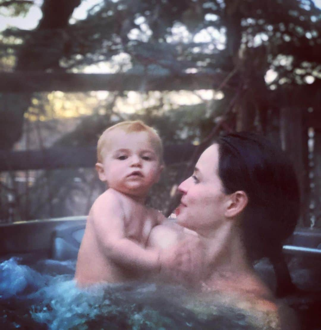 サーシャ・コーエンさんのインスタグラム写真 - (サーシャ・コーエンInstagram)「A perfect moment in time. #motherhood」11月30日 13時15分 - sashacohennyc