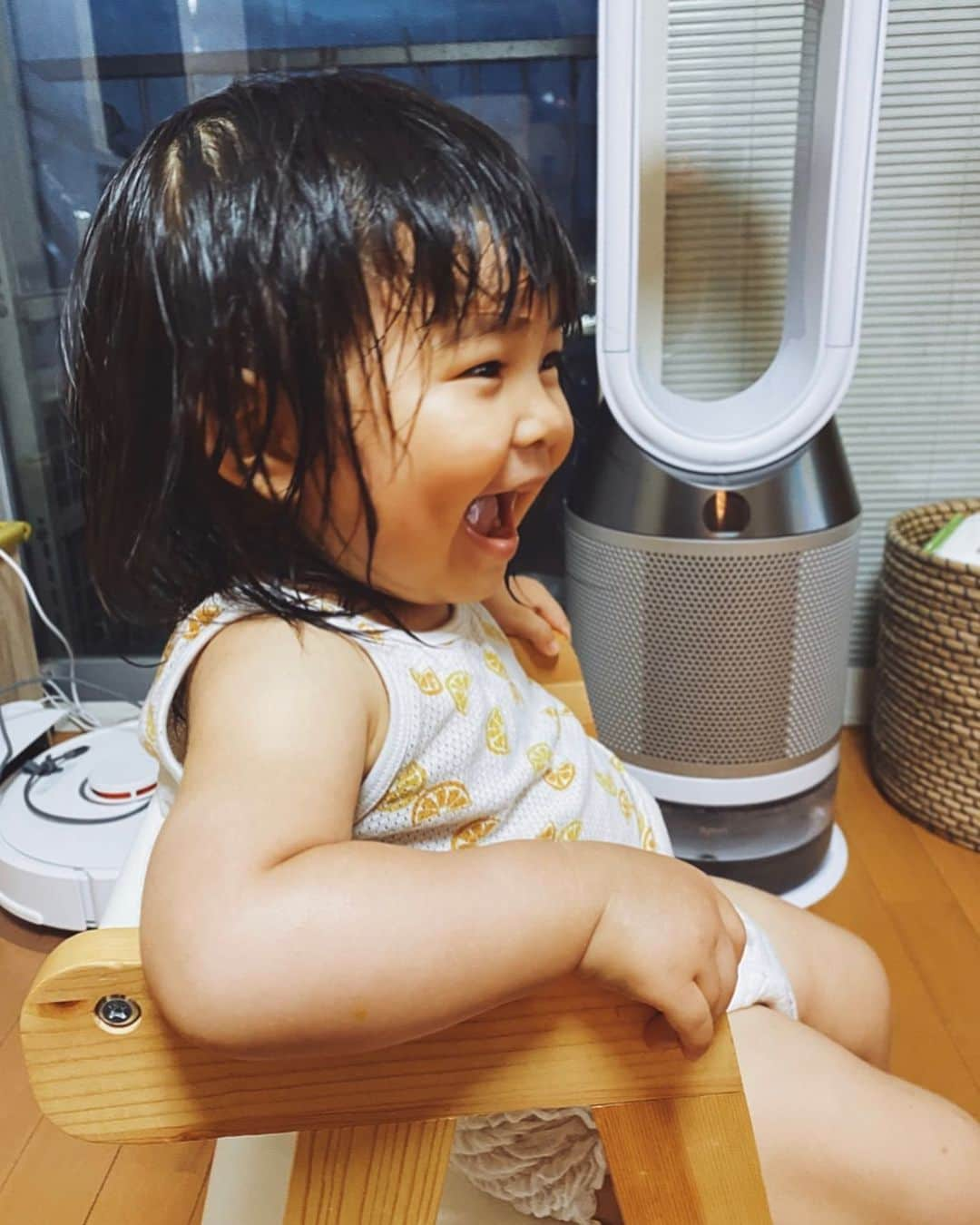 クロさんのインスタグラム写真 - (クロInstagram)「さっちゃんのイスに座って﻿ 大きなお口で﻿ 良い笑顔っ👧🏽👧🏽👧🏽﻿ ほんと楽しそうに笑うもんだから、こっちもつられて笑顔になるよねぇ☺️🙏🏽  （あ、でもこの口開けてるのは笑ってるのかなんだかよくわからないなぁ…忘れちゃったw） ﻿ #生後692日 #1y10m22d #毎日がスペシャル #愛おしい瞬間 #1歳コーデ #キッズコーデ #smiling #可愛い #ありがとう #ファッション #コーデ #大好き #tokyo #コーデ #baby #女の子ママ #ママリ#ベビフル #コドモノ #赤ちゃんのいる生活 #子育てあるある #mamagirl #ママカメラ #子どもの日常をもっと写真に #おやこーで #リンクコーデ #cordinate #親バカ部 #あいのり #ちびクロコーデ #ちびクロdiary」11月30日 13時08分 - kuro_risa