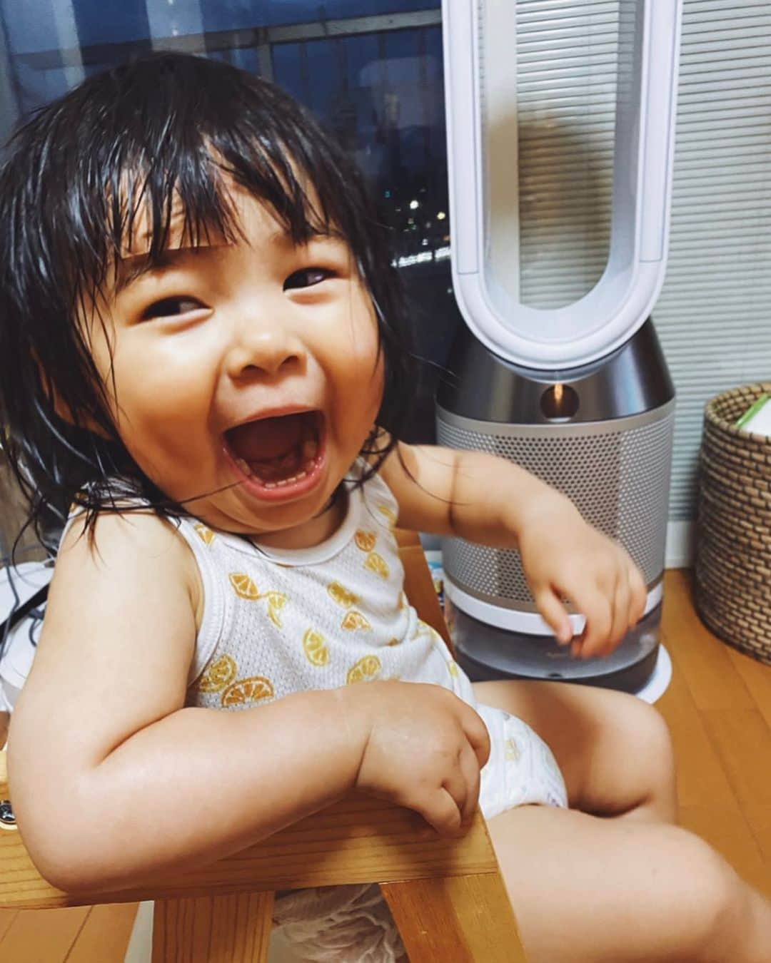 クロさんのインスタグラム写真 - (クロInstagram)「さっちゃんのイスに座って﻿ 大きなお口で﻿ 良い笑顔っ👧🏽👧🏽👧🏽﻿ ほんと楽しそうに笑うもんだから、こっちもつられて笑顔になるよねぇ☺️🙏🏽  （あ、でもこの口開けてるのは笑ってるのかなんだかよくわからないなぁ…忘れちゃったw） ﻿ #生後692日 #1y10m22d #毎日がスペシャル #愛おしい瞬間 #1歳コーデ #キッズコーデ #smiling #可愛い #ありがとう #ファッション #コーデ #大好き #tokyo #コーデ #baby #女の子ママ #ママリ#ベビフル #コドモノ #赤ちゃんのいる生活 #子育てあるある #mamagirl #ママカメラ #子どもの日常をもっと写真に #おやこーで #リンクコーデ #cordinate #親バカ部 #あいのり #ちびクロコーデ #ちびクロdiary」11月30日 13時08分 - kuro_risa