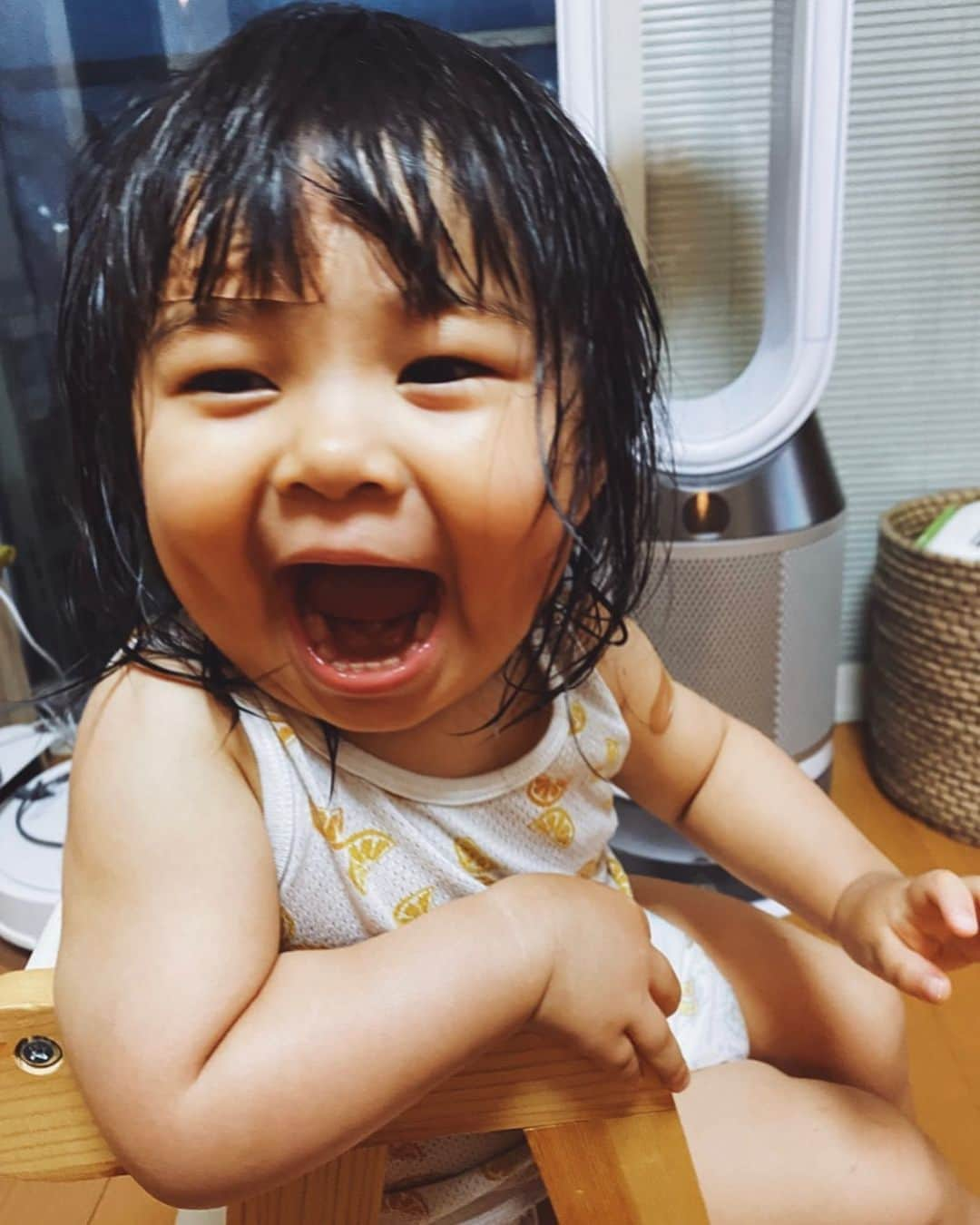 クロさんのインスタグラム写真 - (クロInstagram)「さっちゃんのイスに座って﻿ 大きなお口で﻿ 良い笑顔っ👧🏽👧🏽👧🏽﻿ ほんと楽しそうに笑うもんだから、こっちもつられて笑顔になるよねぇ☺️🙏🏽  （あ、でもこの口開けてるのは笑ってるのかなんだかよくわからないなぁ…忘れちゃったw） ﻿ #生後692日 #1y10m22d #毎日がスペシャル #愛おしい瞬間 #1歳コーデ #キッズコーデ #smiling #可愛い #ありがとう #ファッション #コーデ #大好き #tokyo #コーデ #baby #女の子ママ #ママリ#ベビフル #コドモノ #赤ちゃんのいる生活 #子育てあるある #mamagirl #ママカメラ #子どもの日常をもっと写真に #おやこーで #リンクコーデ #cordinate #親バカ部 #あいのり #ちびクロコーデ #ちびクロdiary」11月30日 13時08分 - kuro_risa